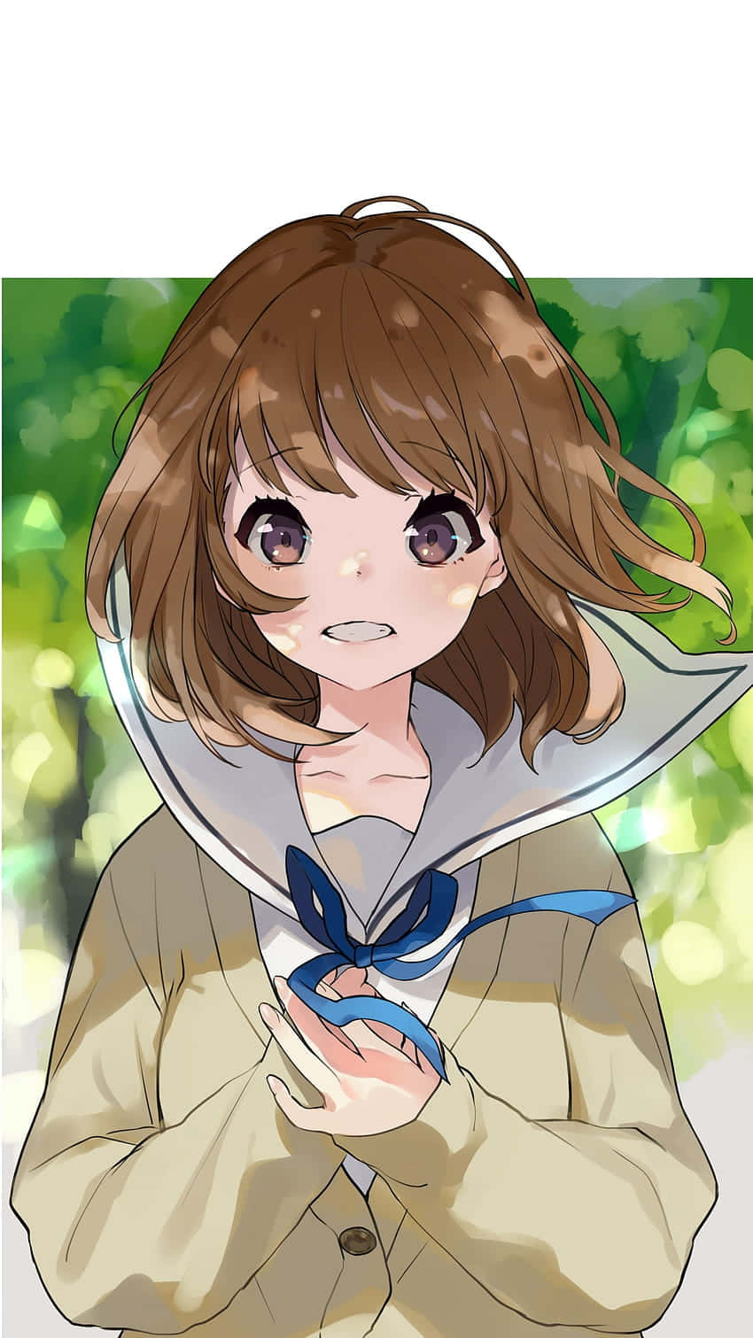 動漫女孩 桌布 壁紙 — 一個可愛的動漫女孩，棕色頭髮和紫色眼睛，穿著米色水手服，背景是柔和的綠色模糊。
