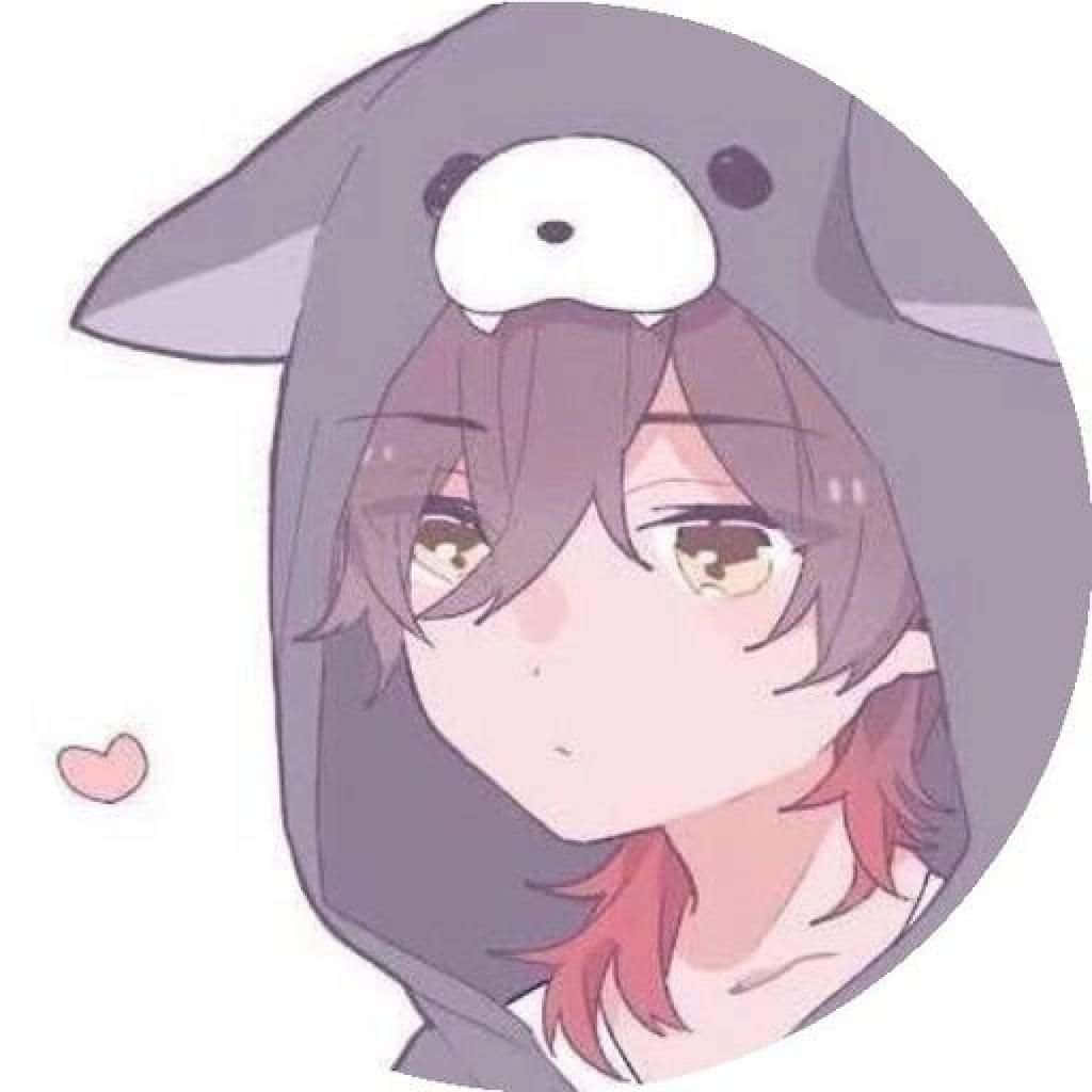 Cute Anime Boy 桌布 壁紙 — 一個可愛的動漫女孩，棕色頭髮和金色眼睛，穿著灰色動物連帽衫，有白色口鼻和黑色眼睛。