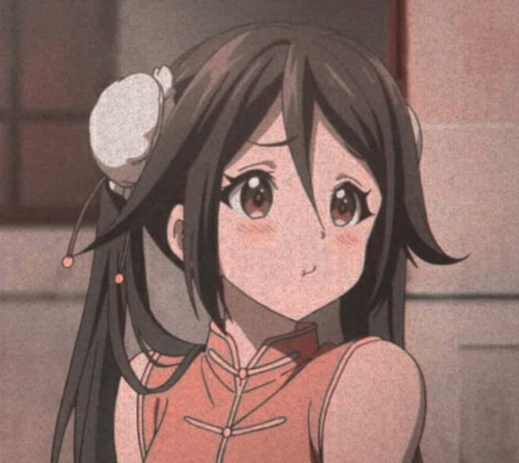 Aesthetic Anime Profile 桌布 壁紙 — 一個可愛的動漫女孩，深色頭髮，穿著紅色連衣裙，戴著白色耳罩，在柔和的室內背景下微笑。