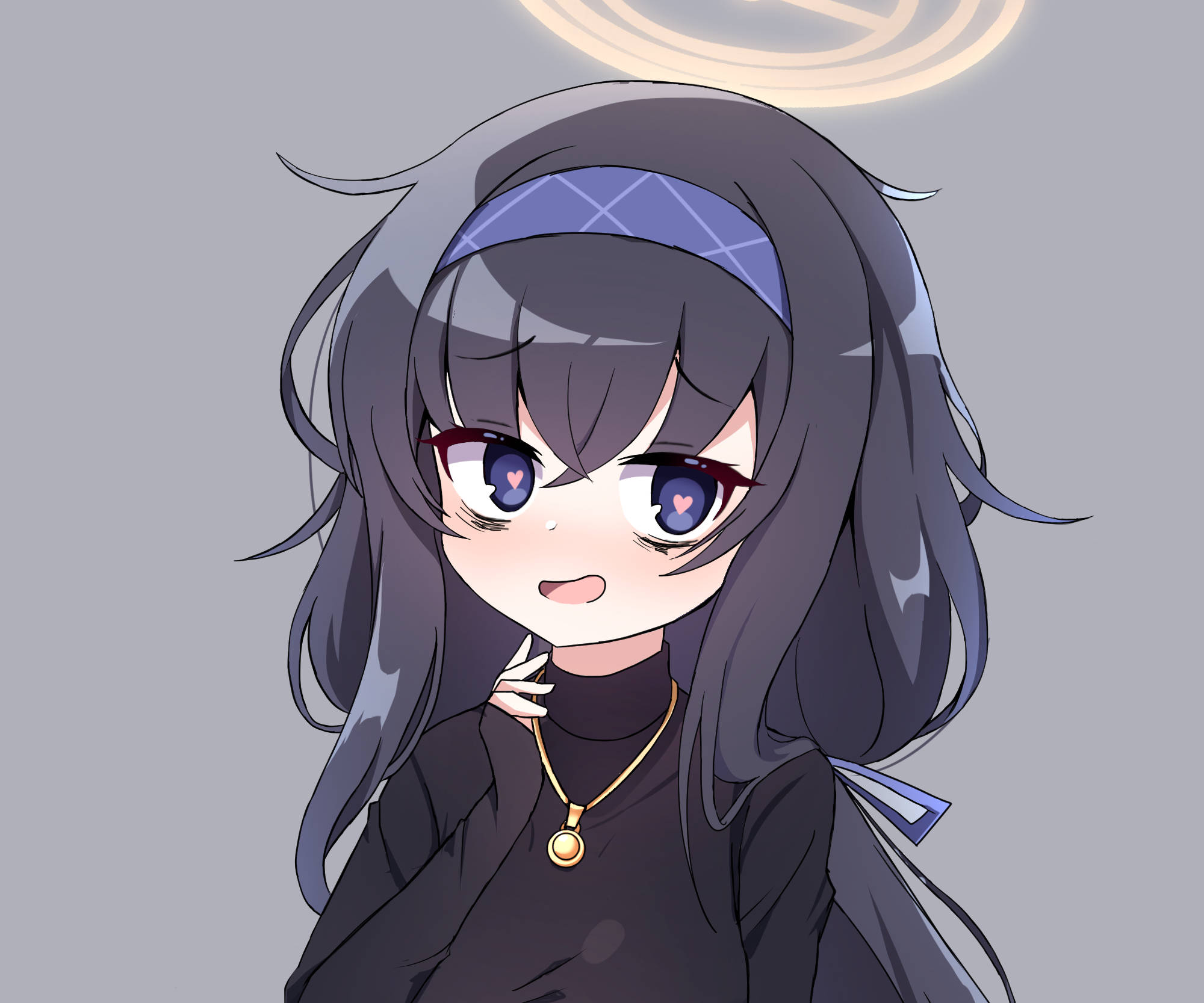 電玩遊戲 桌布 壁紙 — 一個可愛的動漫女孩，深色頭髮和心形瞳孔，戴著藍色頭帶和金色項鍊，溫柔地微笑。
