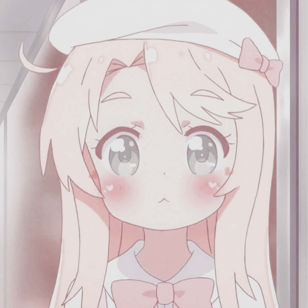 Cute Aesthetic Profile 桌布 壁紙 — 一個可愛的動漫女孩，粉紅色頭髮，戴著白色貝雷帽，臉頰紅潤，眼睛閃閃發光，溫柔地看著觀眾。
