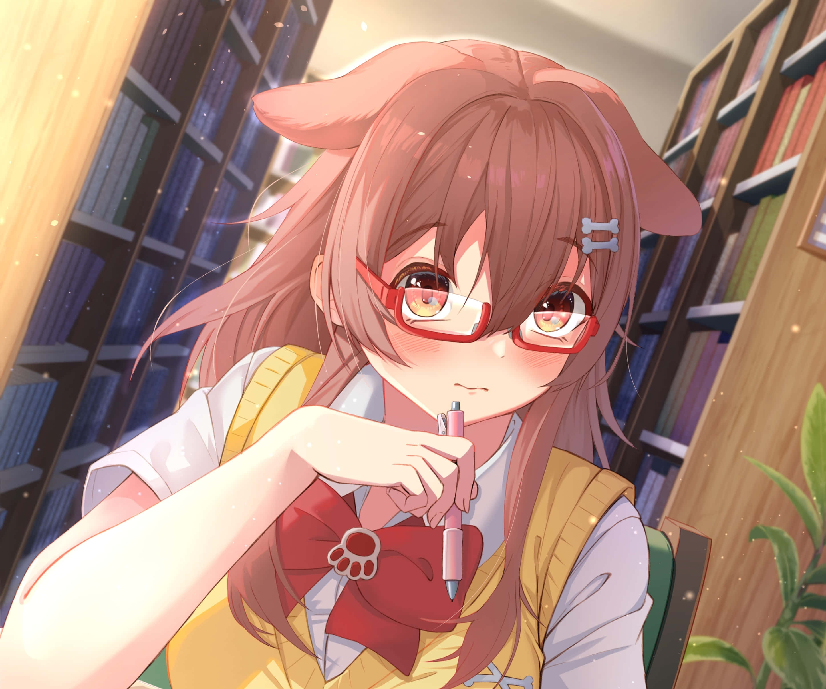 Inugami Korone 桌布 壁紙 — 一個可愛的動漫女孩，粉紅色頭髮和紅色眼鏡，坐在舒適的圖書館裡拿著筆，周圍是書架和柔和的光線。