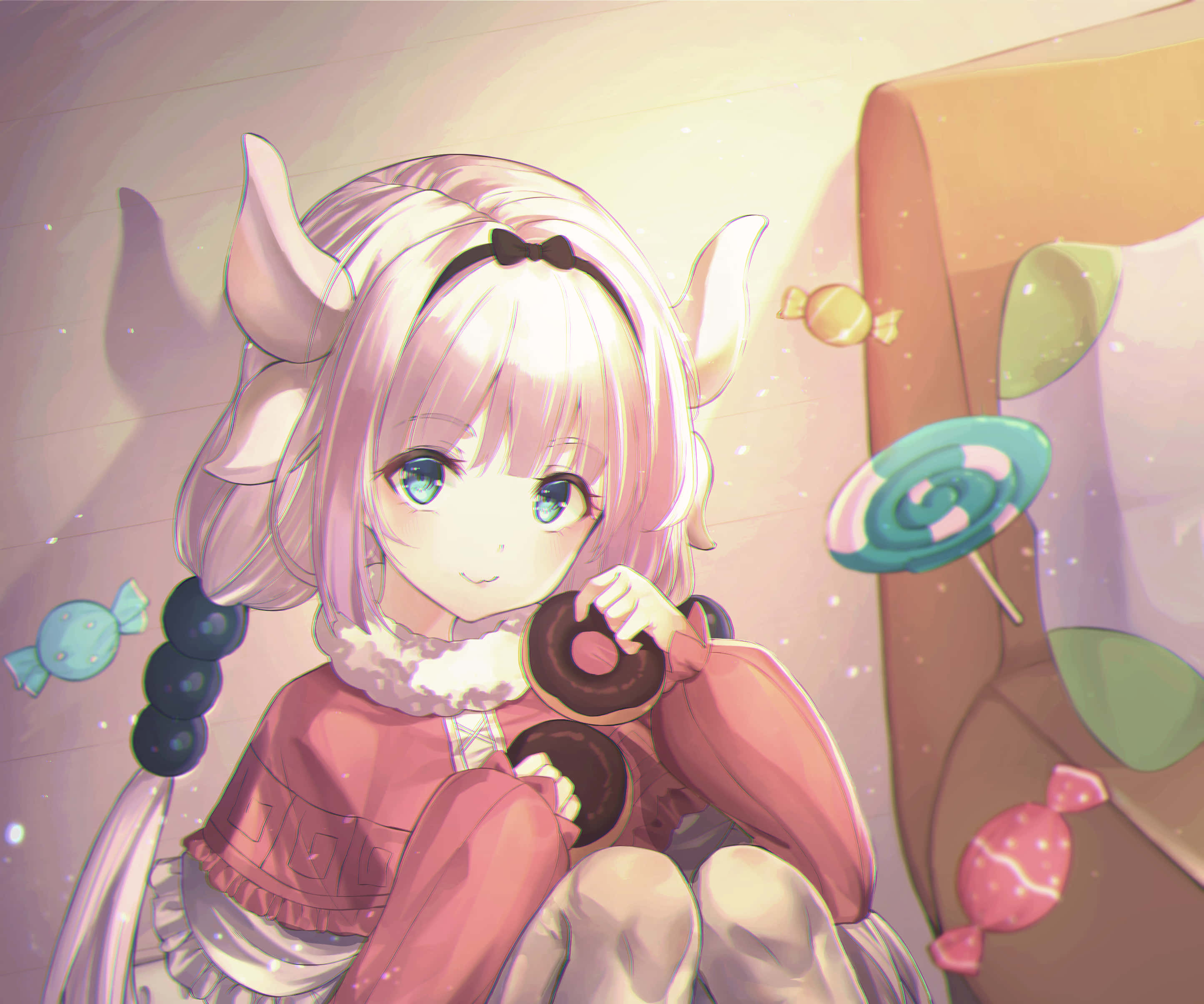 Kanna Kamui 桌布 壁紙 — 一個可愛的動漫女孩，粉紅色頭髮和角，快樂地坐著拿著甜甜圈，周圍漂浮著糖果，在溫暖發光的房間裡。