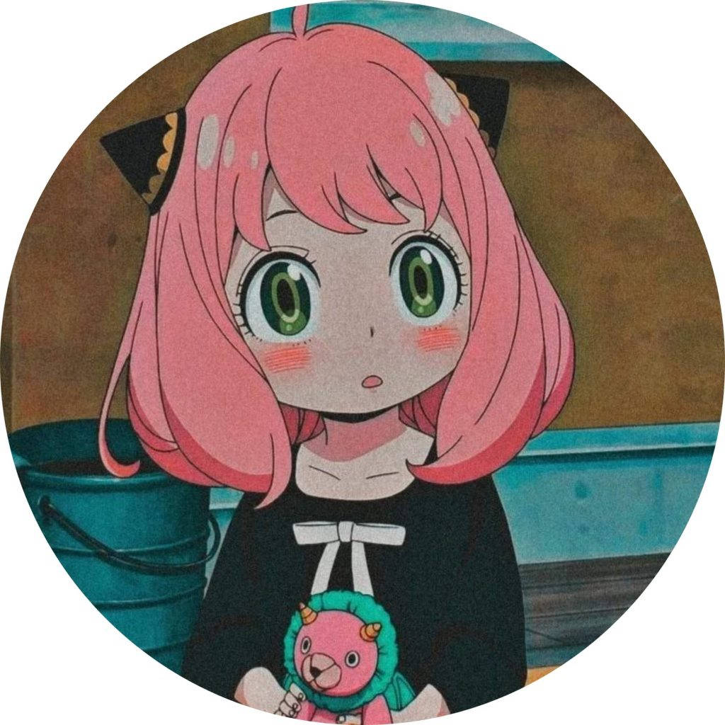 動漫 桌布 壁紙 — 一個可愛的動漫女孩，粉紅色頭髮和綠色眼睛，拿著一個粉紅色的小毛絨玩具，背景是青綠色的水桶。