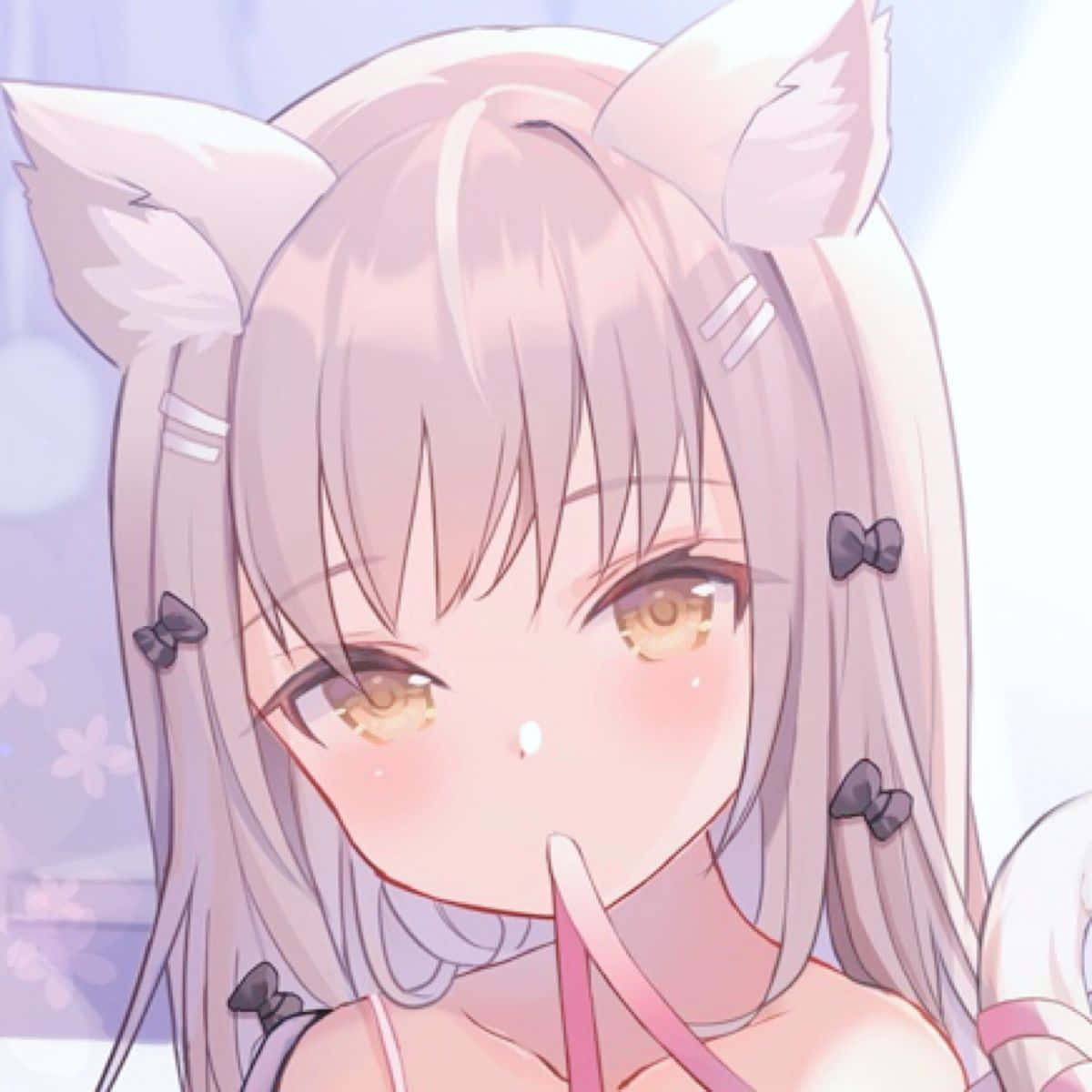 Cute Aesthetic Profile 桌布 壁紙 — 一個可愛的動漫女孩，粉紅色頭髮和貓耳朵，微笑著將粉紅色吸管靠近嘴唇。