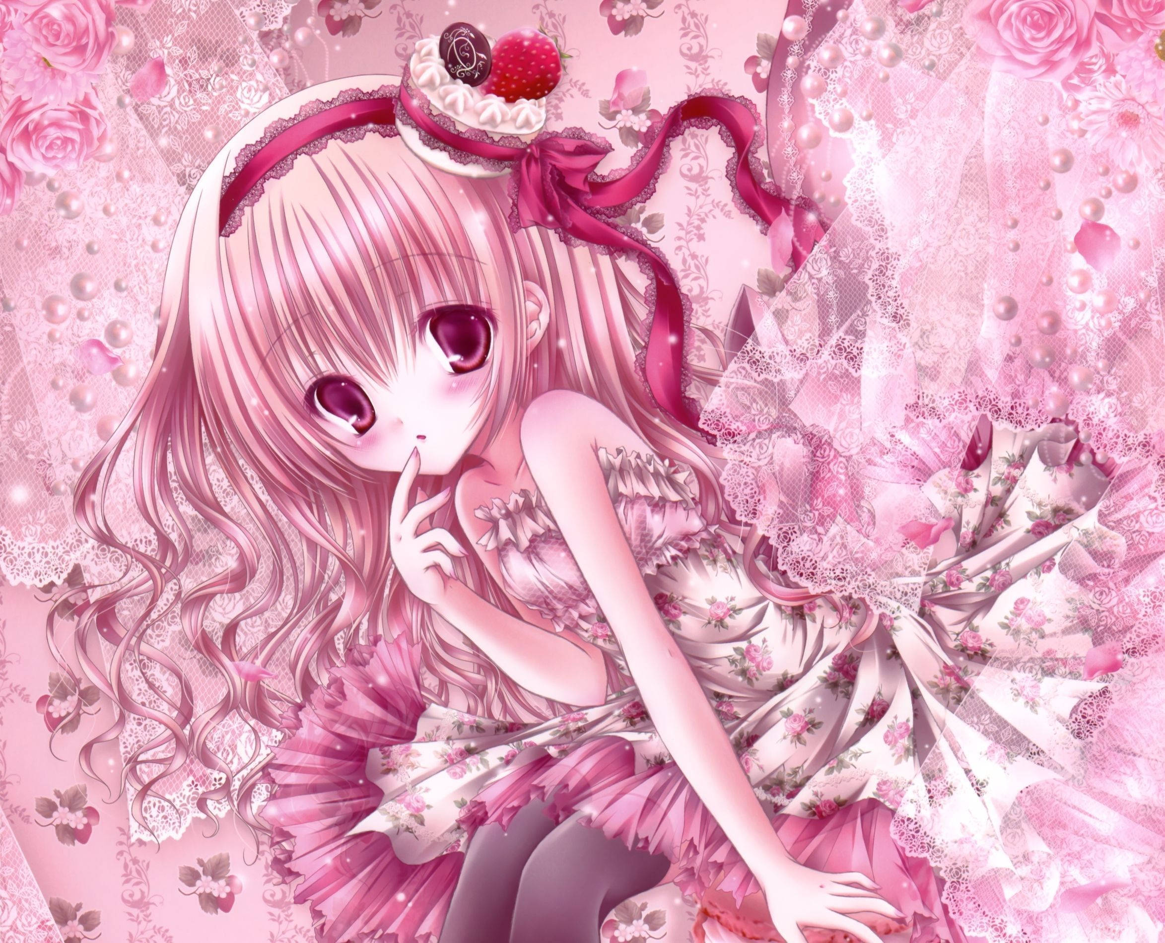 Cute Pink Girl 桌布 壁紙 — 一個可愛的動漫女孩，粉紅色頭髮和眼睛，穿著花卉連衣裙和頂部有草莓的帽子，被粉紅色玫瑰和蕾絲包圍在夢幻的粉紅色世界中。