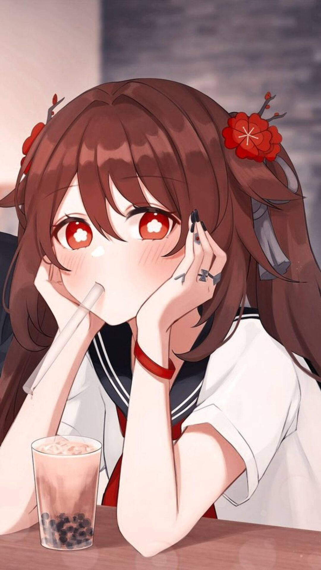 可愛女生 桌布 壁紙 — 一個可愛的動漫女孩，紅眼睛，棕色頭髮上裝飾著紅花，正在木桌上喝珍珠奶茶。