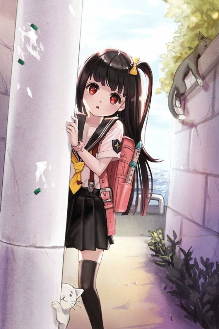 HD anime phone 桌布 壁紙 — 一個可愛的動漫女孩，紅眼睛，雙馬尾，從柱子後面探出頭來，一隻灰貓棲息在上面，一隻白色小貓抬頭看著她。