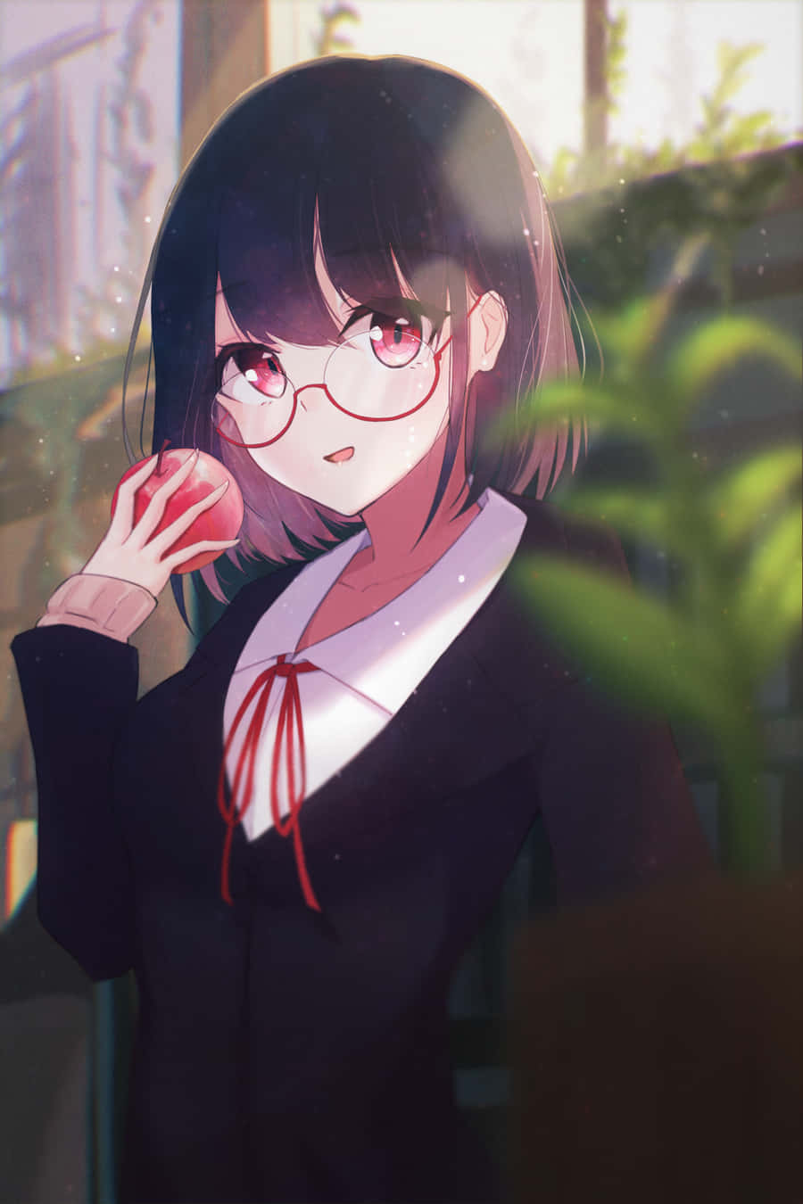 動漫女孩 桌布 壁紙 — 一個可愛的動漫女孩，紅眼睛戴眼鏡，在柔和陽光下拿著紅蘋果，站在綠色樹葉旁。