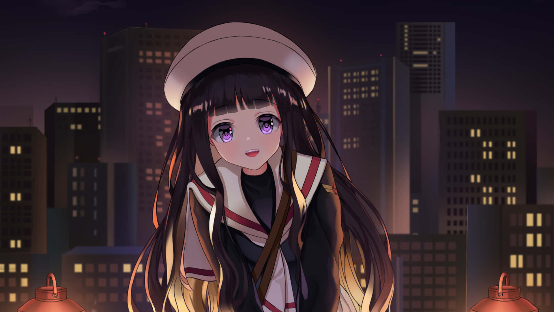 Tomoyo Daidouji 桌布 壁紙 — 一個可愛的動漫女孩，紫色眼睛，戴著水手帽，在夜晚發光的城市天際線背景下溫柔微笑。