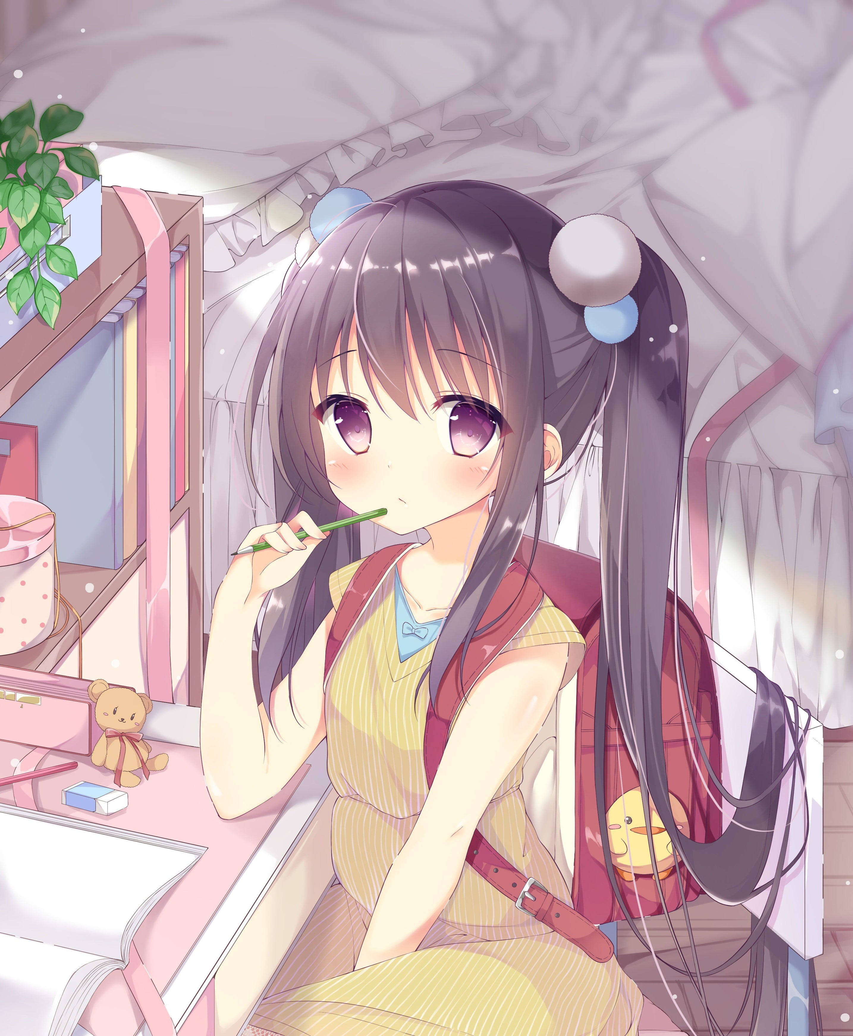 girls 桌布 壁紙 — 一個可愛的動漫女孩，紫色眼睛，雙馬尾，坐在粉紅色的書桌前，在舒適的臥室裡，拿著一支綠色鉛筆。