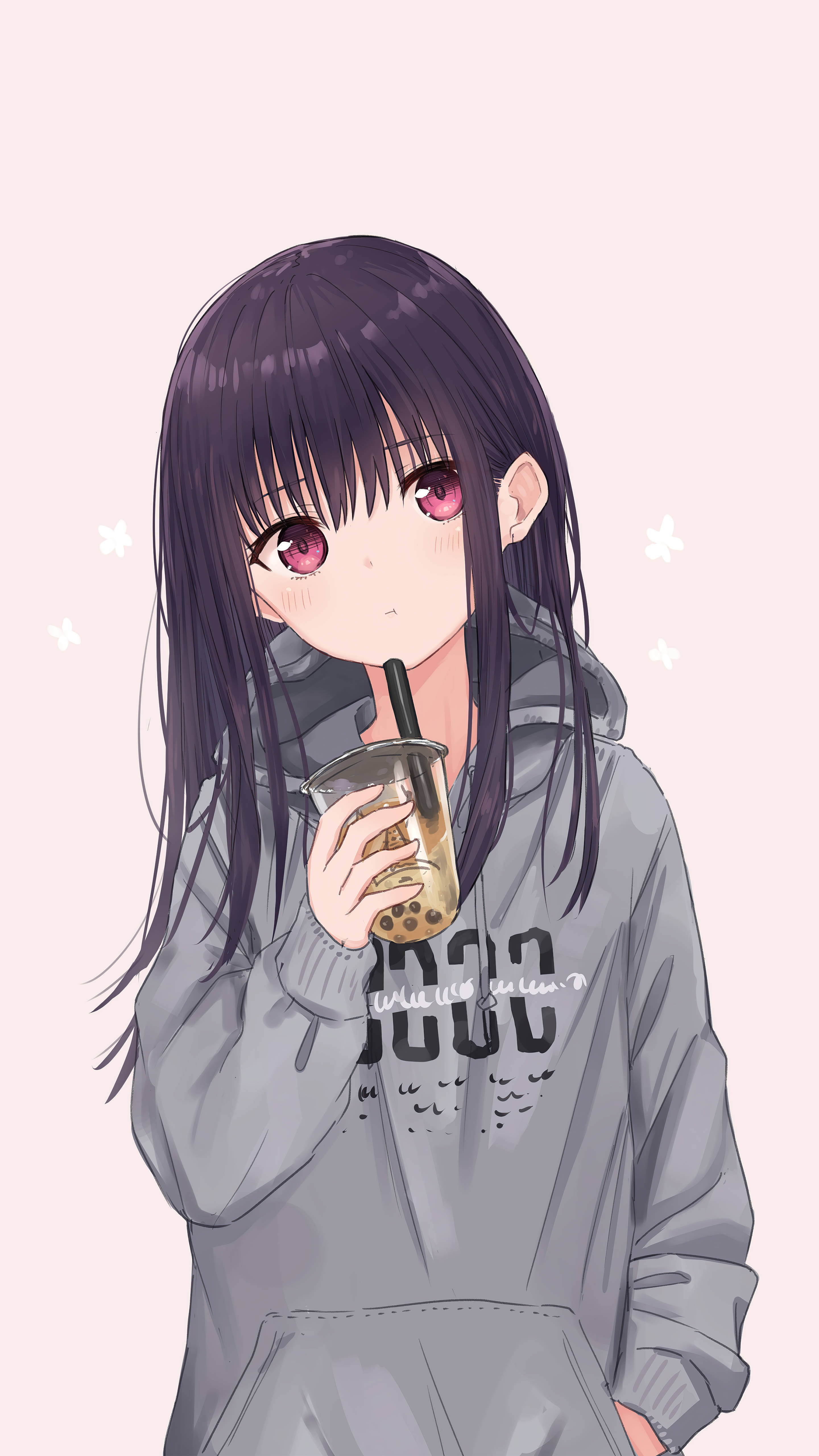 可愛動漫頭貼 桌布 壁紙 — 一個可愛的動漫女孩，紫色頭髮，粉紅色眼睛，穿著灰色連帽衫，用吸管喝珍珠奶茶。