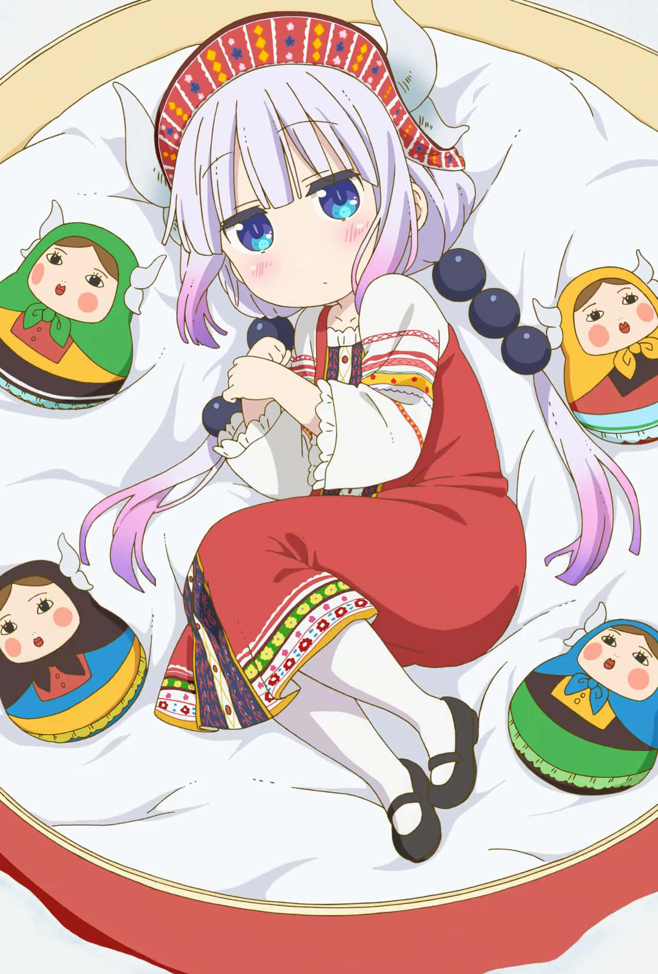 Miss Kobayashis Dragon Maid 桌布 壁紙 — 一個可愛的動漫女孩，紫色頭髮和藍色眼睛，坐在床上，周圍是穿著傳統俄羅斯服飾的彩色套娃。