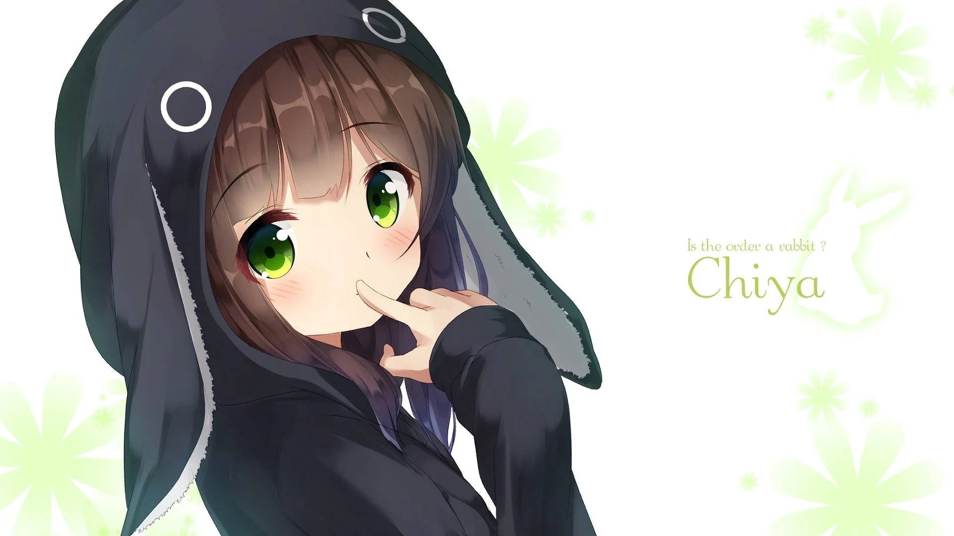Hoodie 桌布 壁紙 — 一個可愛的動漫女孩，綠色眼睛，穿著黑色兔子連帽衫，在柔和的綠色花卉背景前害羞地微笑。