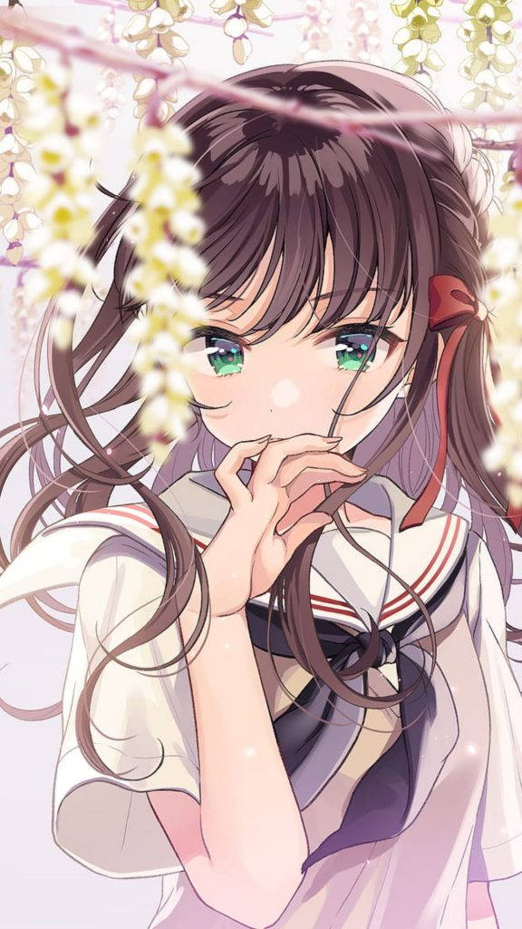 phone girl 桌布 壁紙 — 一個可愛的動漫女孩，綠色眼睛和棕色頭髮，穿著校服，在懸掛的白色花朵下溫柔地微笑。