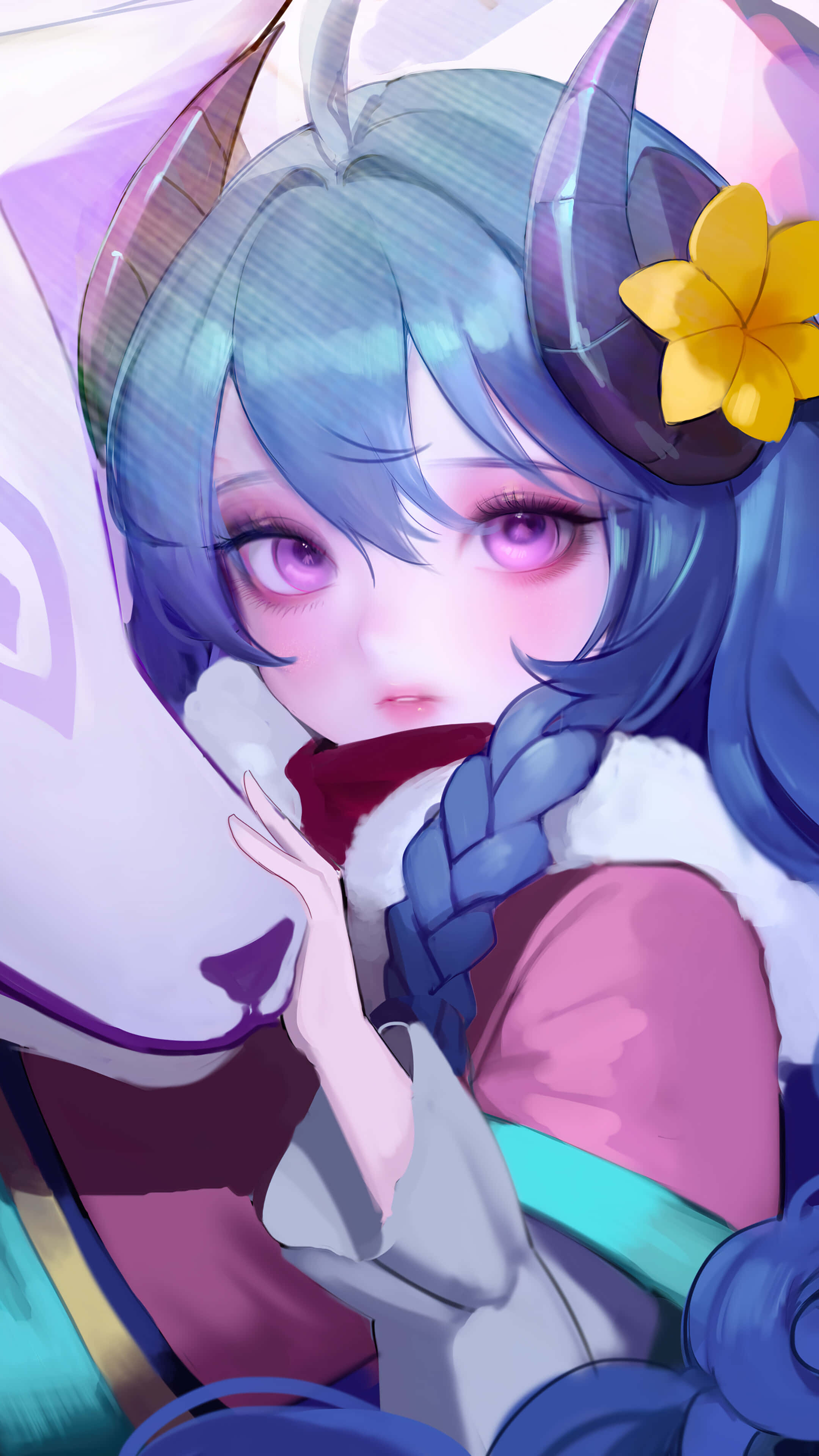 Kawaii Art 桌布 壁紙 — 一個可愛的動漫女孩，藍色頭髮和狐狸耳朵，抱著一個毛絨狐狸頭，穿著帶有黃色花朵配飾的粉紅色服裝。