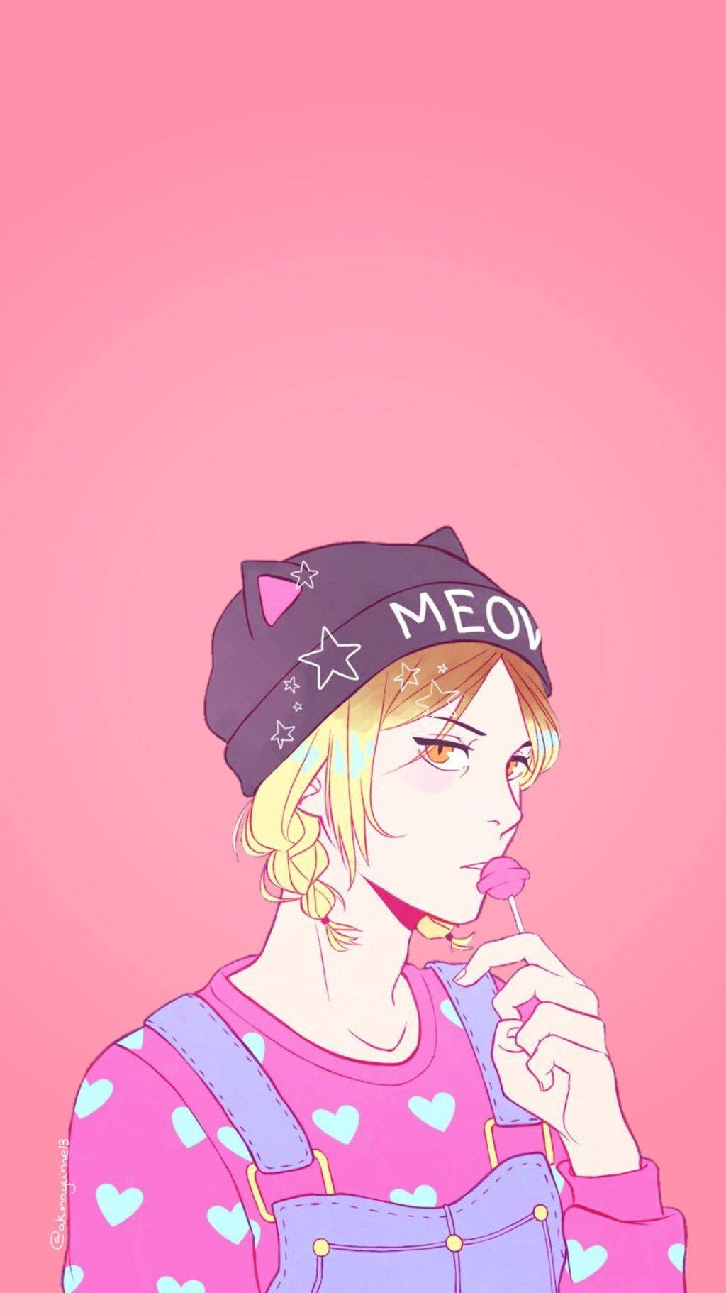 Haikyuu 桌布 壁紙 — 一個可愛的動漫女孩，金色辮子，戴著貓耳毛帽和紫色吊帶褲，舔著粉紅色棒棒糖，背景是純粉紅色。