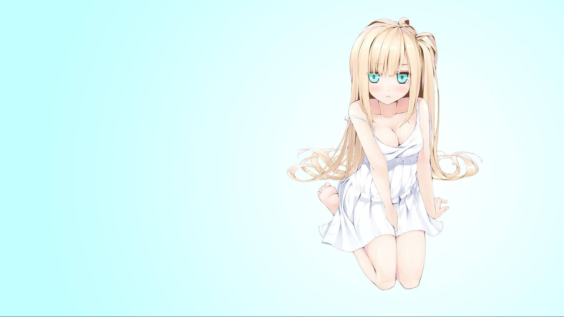 Sexy Anime 桌布 壁紙 — 一個可愛的動漫女孩，金色辮子，藍色眼睛，穿著白色連衣裙，跪在柔和的青色背景前。