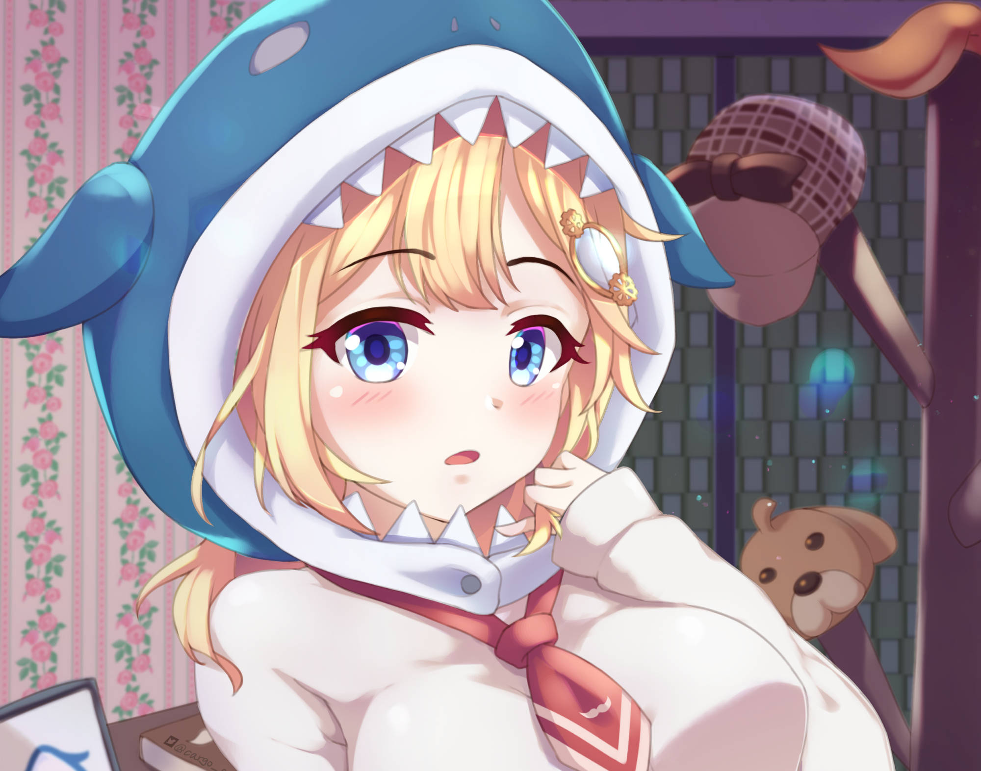 Amelia 桌布 壁紙 — 一個可愛的動漫女孩，金髮藍眼，穿著鯊魚主題連帽衫，坐在室內靠近一隻泰迪熊。