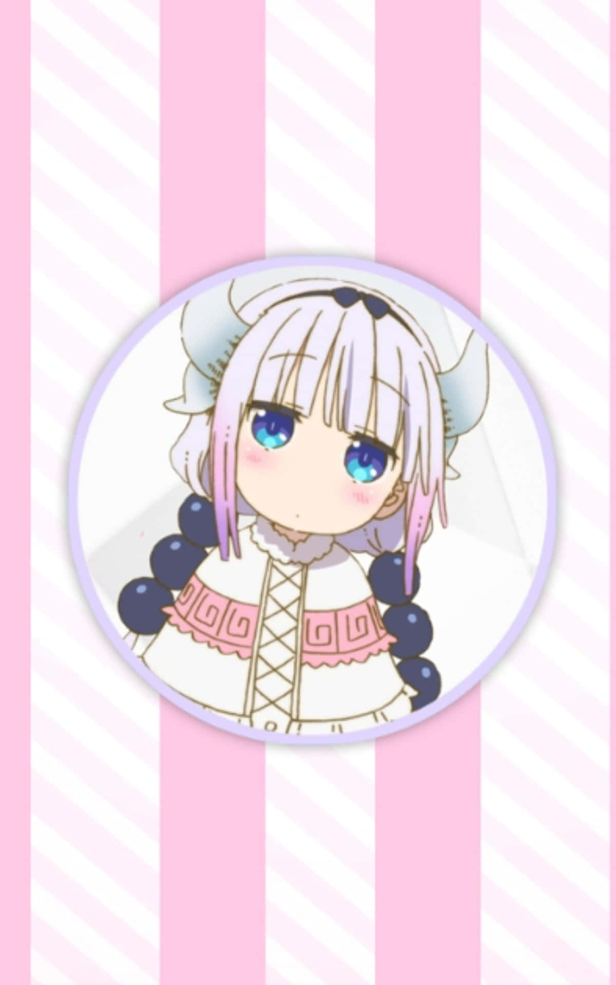 Cute Aesthetic Anime 桌布 壁紙 — 一個可愛的動漫女孩，銀色頭髮，藍色眼睛，在粉紅和白色條紋背景上。
