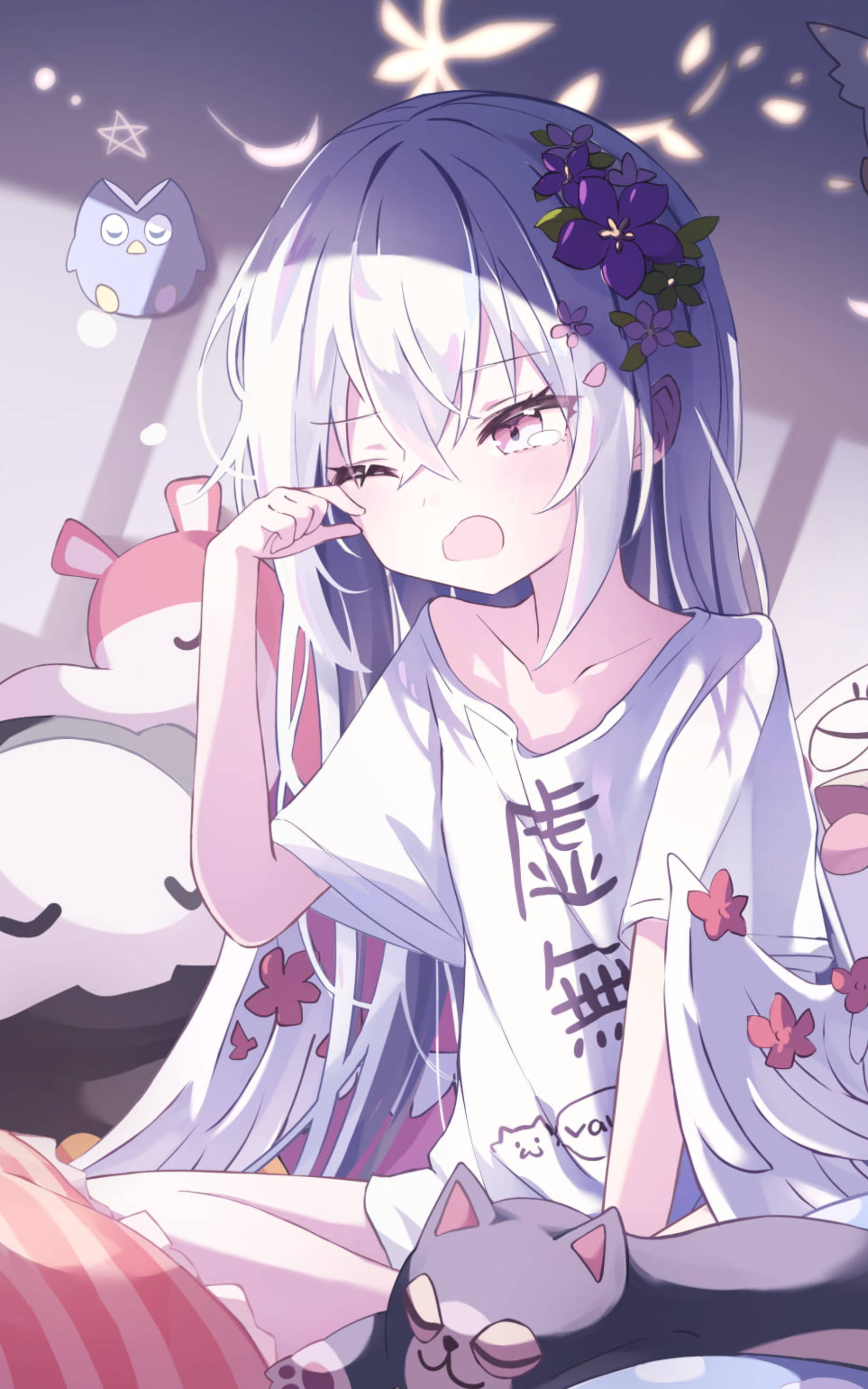 Ecchi 桌布 壁紙 — 一個可愛的動漫女孩，銀色頭髮上戴著紫色花朵，坐在柔和的粉彩房間裡，周圍是毛絨玩具和漂浮的星星。