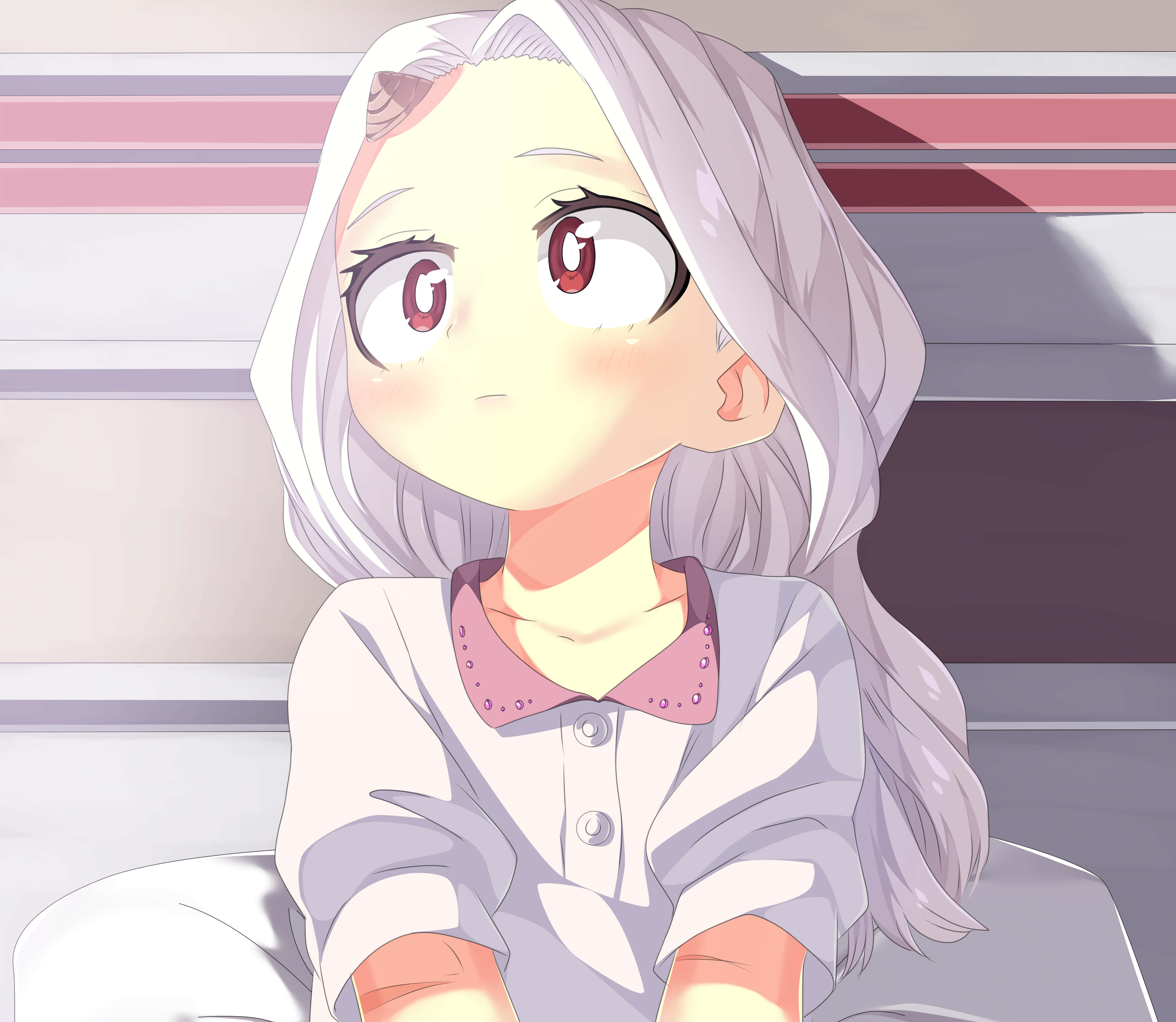 Eri My Hero Academia 桌布 壁紙 — 一個可愛的動漫女孩，銀色頭髮和紅色眼睛，坐在柔和的光線中，穿著白色連帽衫和粉紅色領襯衫。