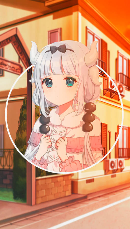 Kanna 桌布 壁紙 — 一個可愛的動漫女孩，銀色頭髮和角，站在暖色調的歐洲街景中。
