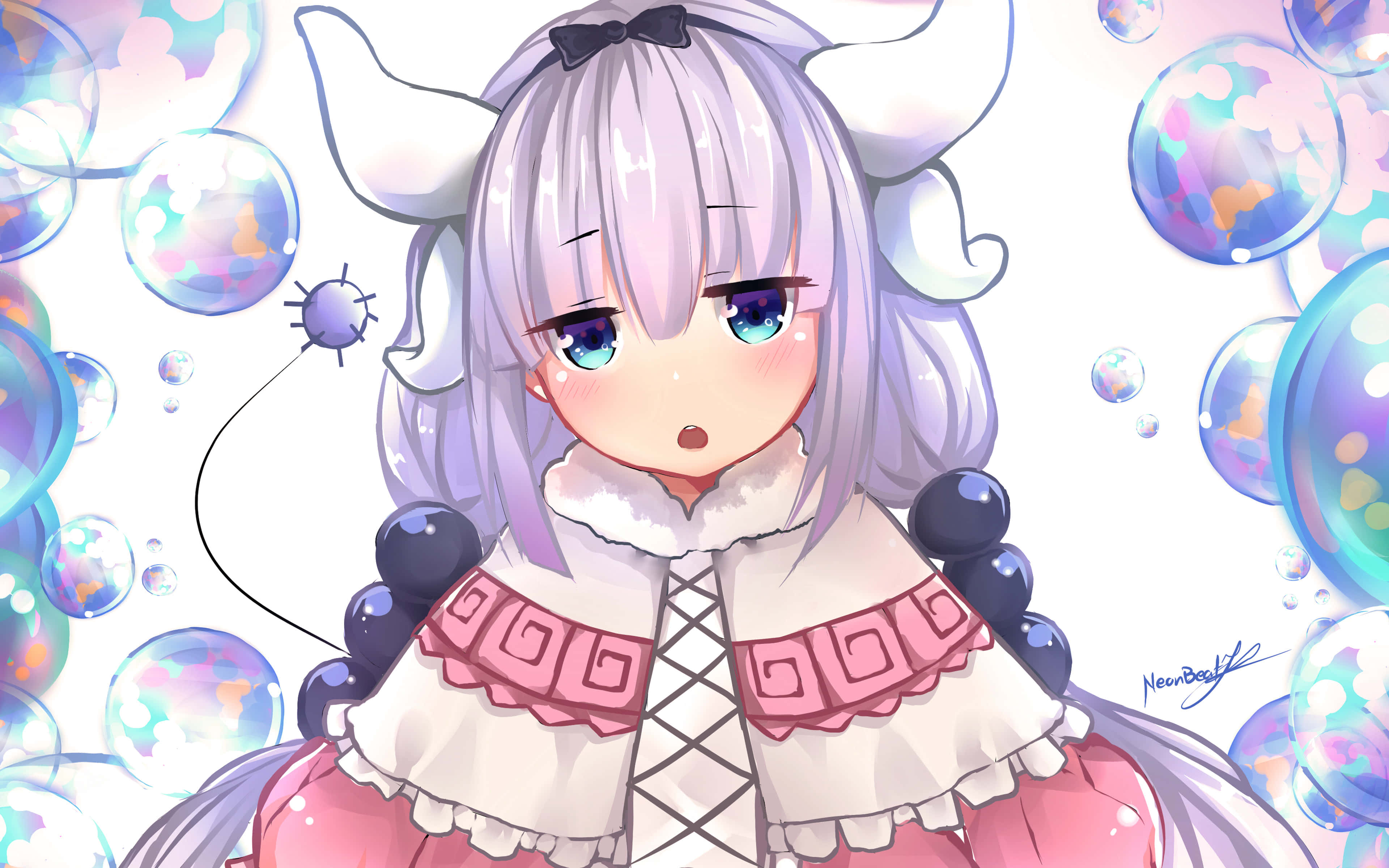 Kanna Kamui 桌布 壁紙 — 一個可愛的動漫女孩，銀色頭髮和角，被色彩繽紛的彩虹泡泡包圍，背景是明亮的白色。