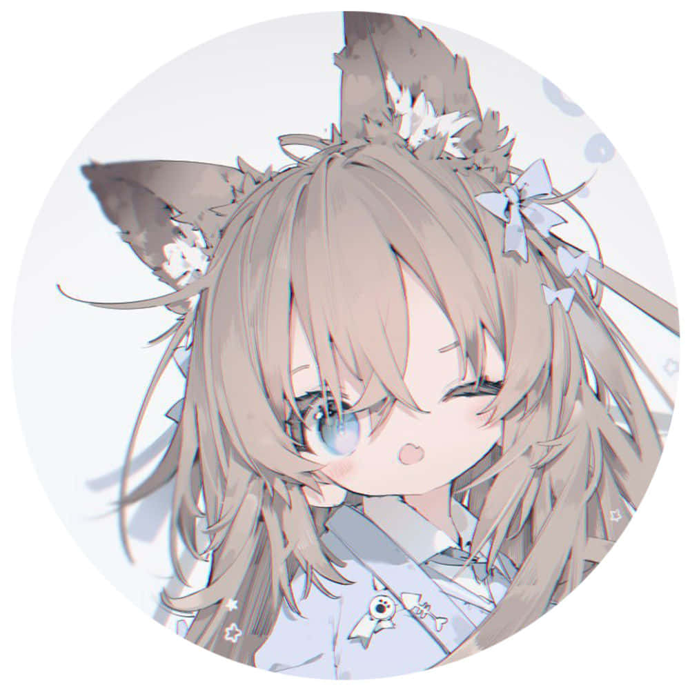 動漫 桌布 壁紙 — 一個可愛的動漫女孩，長著狐狸耳朵和淺棕色頭髮，在柔和的白色背景前俏皮地眨眼。