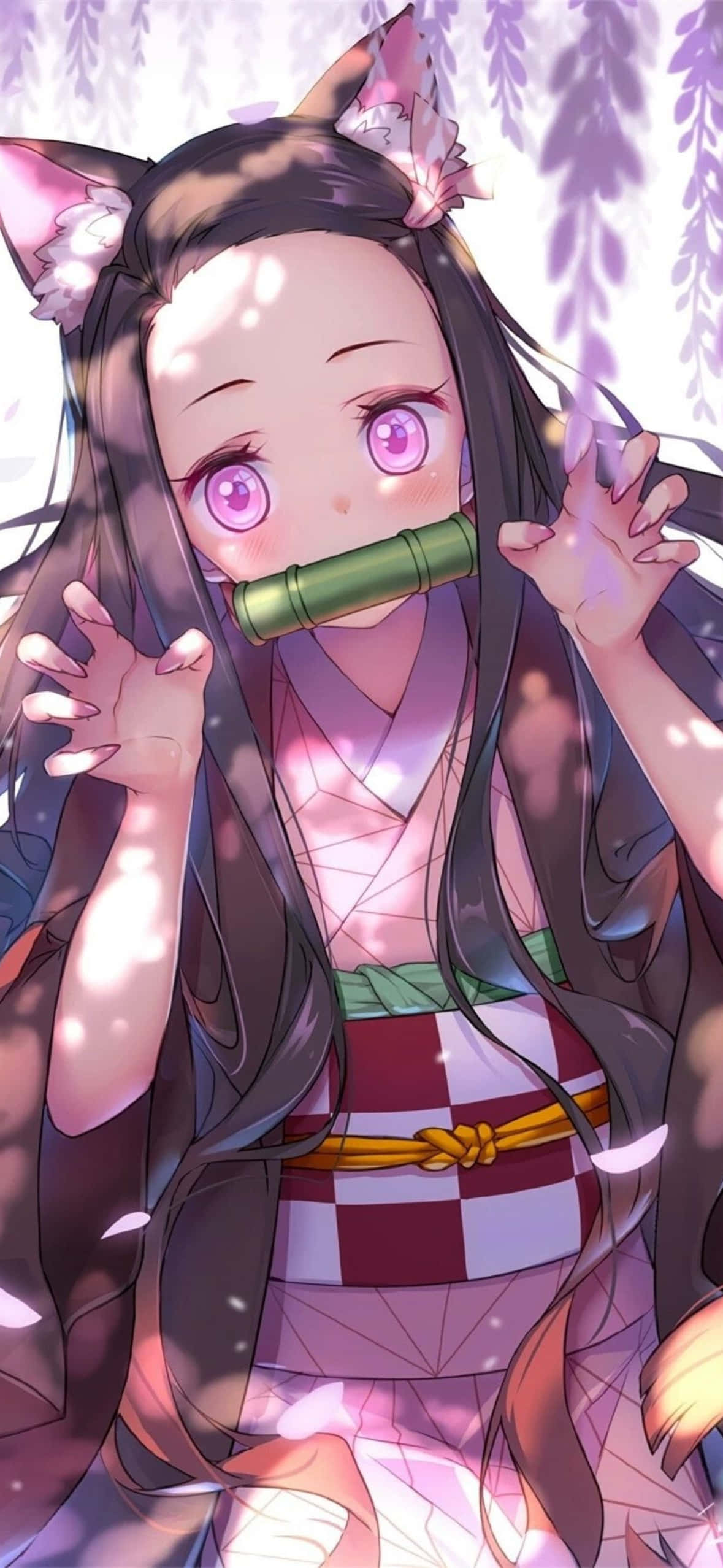 1179x2556 桌布 壁紙 — 一個可愛的動漫女孩，長著貓耳朵和紫色眼睛，在柔軟的粉紅色櫻花花瓣下拿著竹笛。