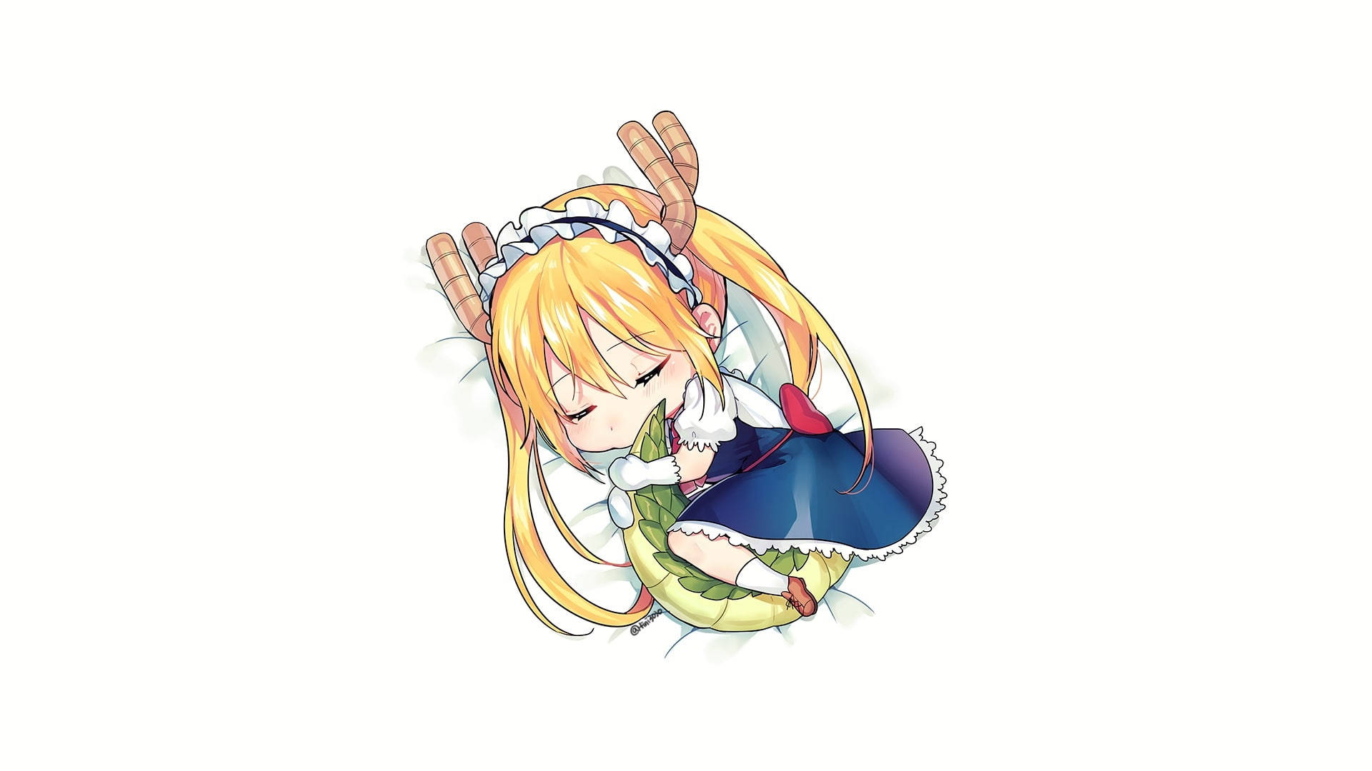 Chibi Anime 桌布 壁紙 — 一個可愛的動漫女孩，長著鹿角，穿著藍色女僕裝，蜷縮在綠色樹葉巢中安詳地睡著。