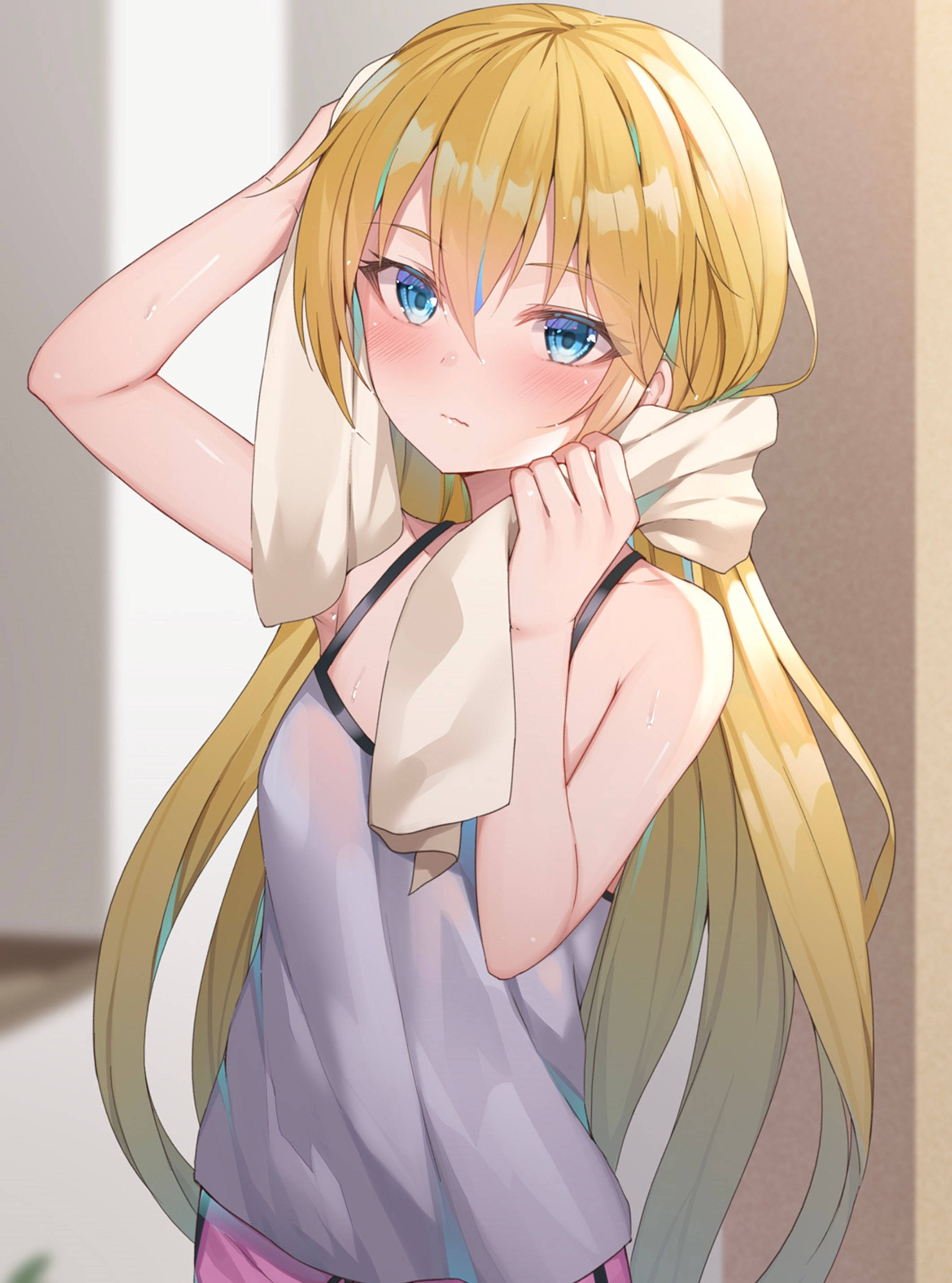 asobi asobase 桌布 壁紙 — 一個可愛的動漫女孩，長長的金髮和藍眼睛，在柔和光線的房間裡運動後拿著毛巾。