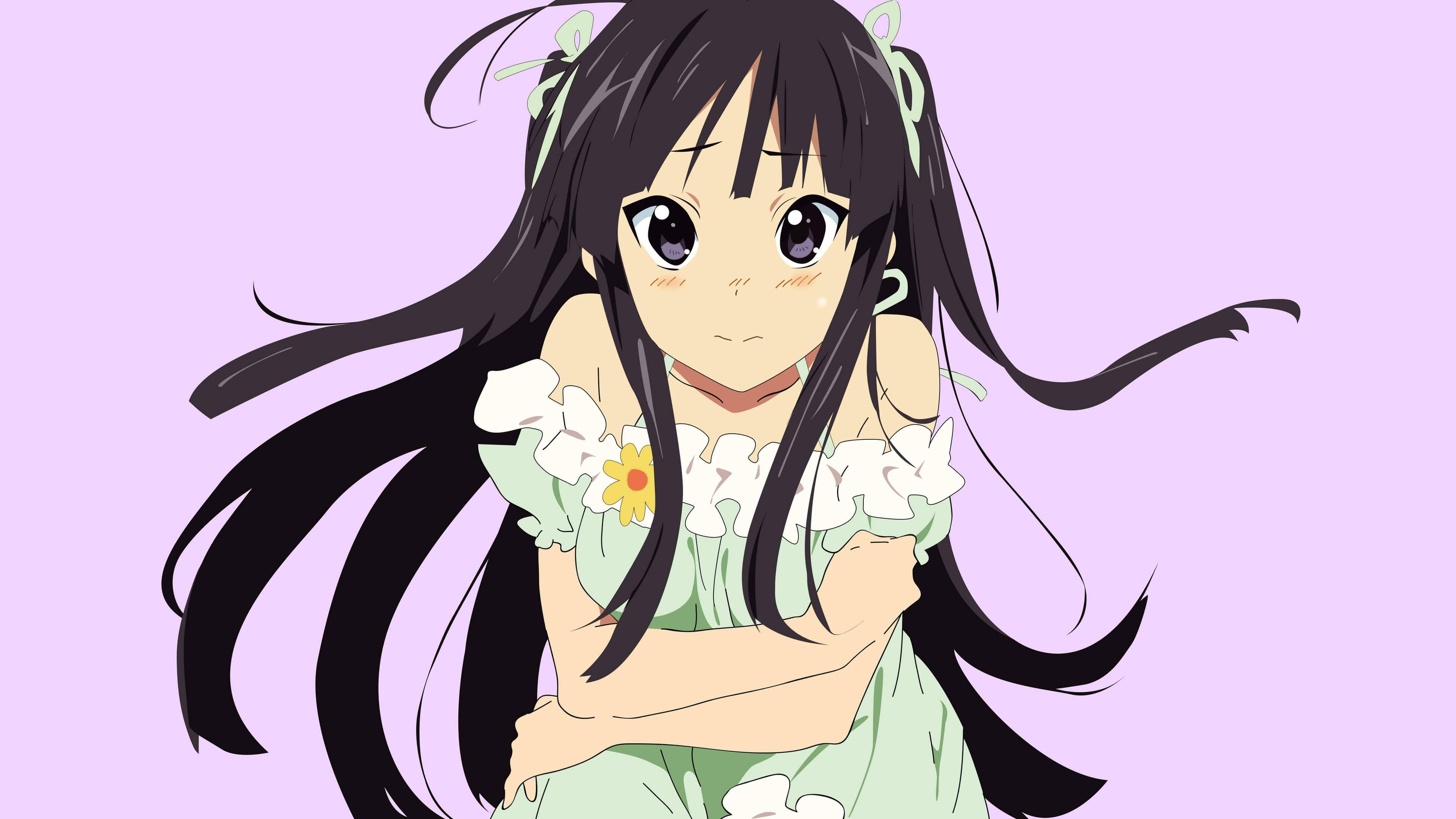 K-on 桌布 壁紙 — 一個可愛的動漫女孩，長長的黑髮和紫色眼睛，穿著淺綠色連衣裙，帶有白色荷葉邊和一朵黃色花朵，站在柔和的薰衣草背景前。