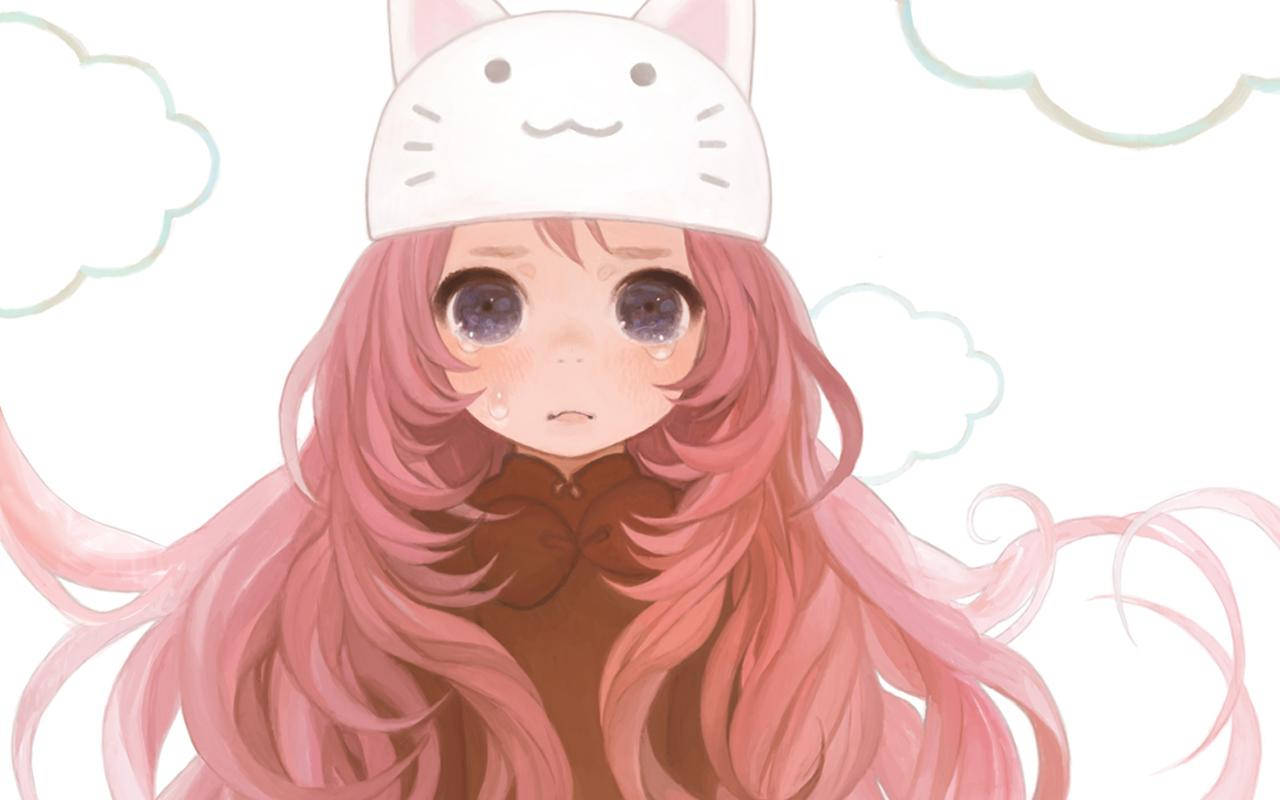 可愛動漫 桌布 壁紙 — 一個可愛的動漫女孩，長長粉紅色頭髮和貓帽子，在陰天背景下大眼睛含淚，看起來悲傷。