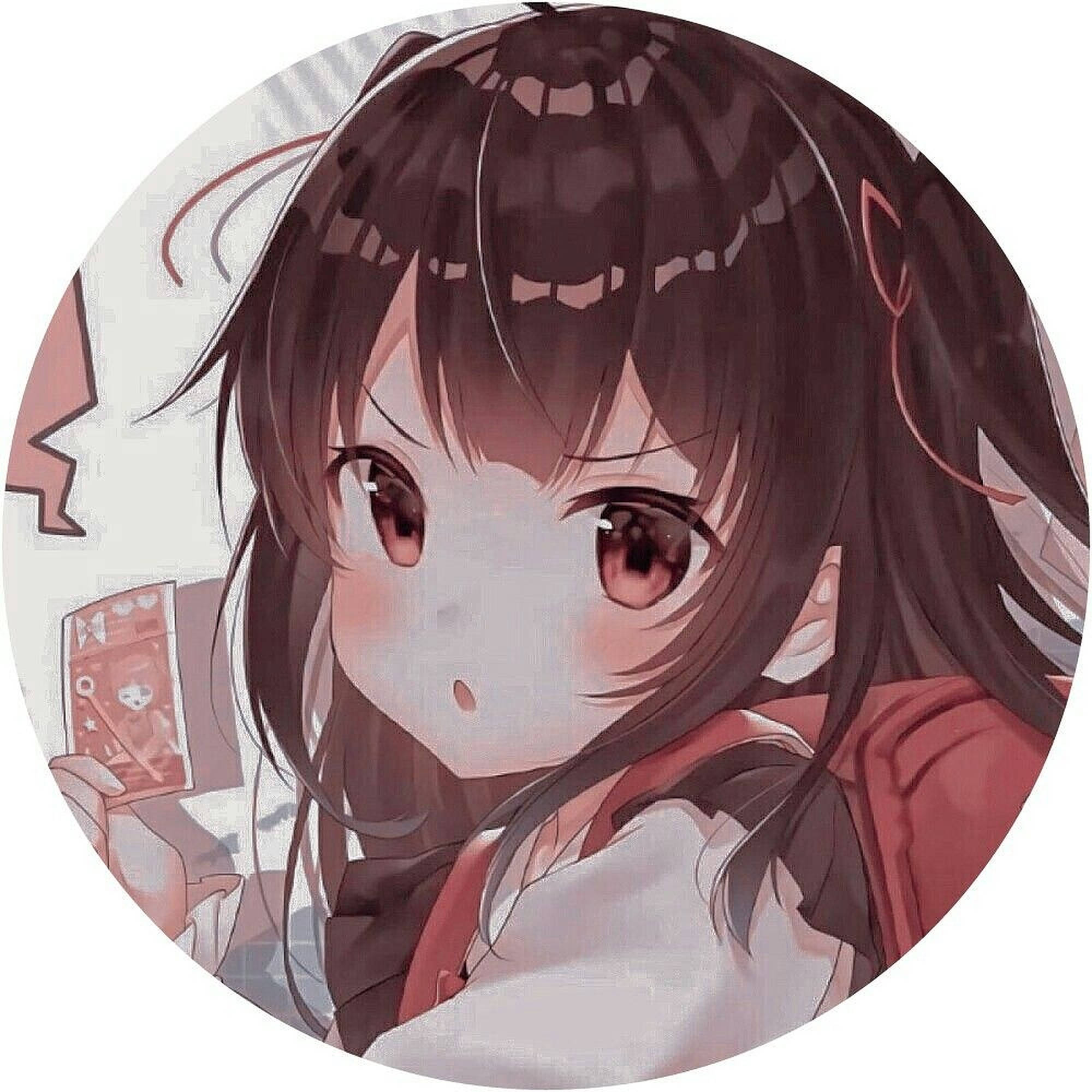 動漫頭像 桌布 壁紙 — 一個可愛的動漫女孩，黑髮紅眼，拿著一張卡片，表情驚訝。