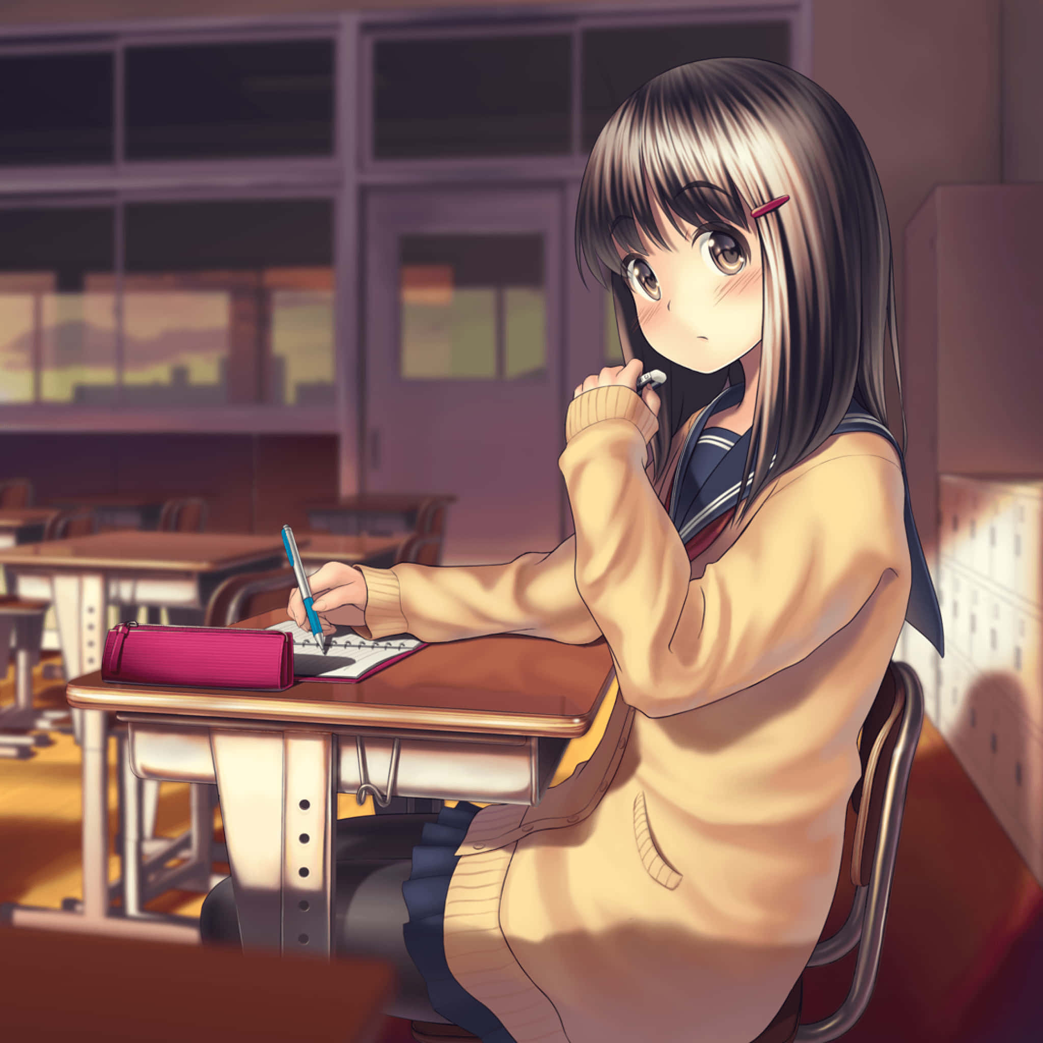 動漫 桌布 壁紙 — 一個可愛的動漫女孩穿著校服，在空無一人的教室裡，沐浴在溫暖的夕陽光下，在書桌前寫字。