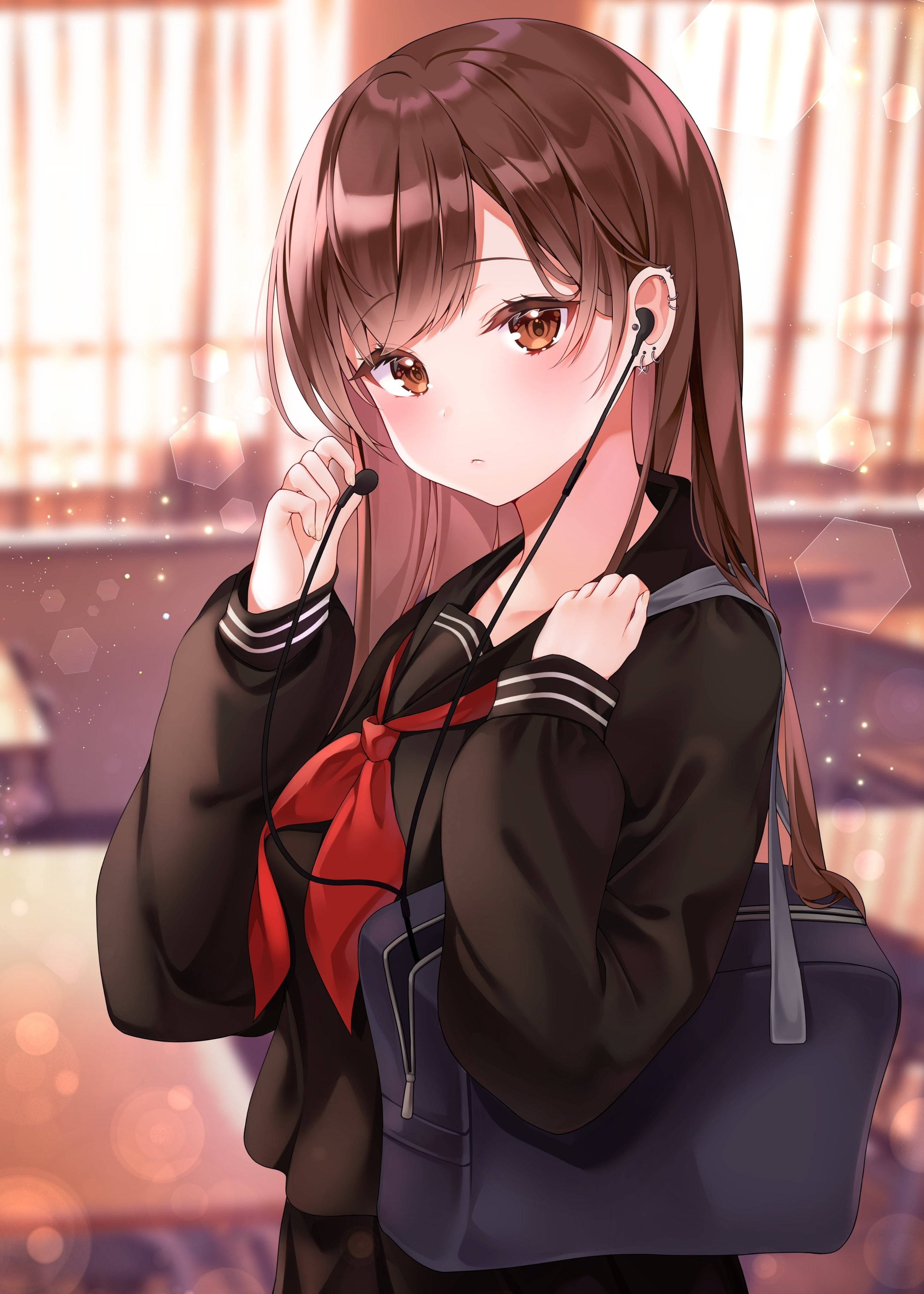 Cute Girl 桌布 壁紙 — 一個可愛的動漫女孩穿著校服，戴著紅色蝴蝶結和耳機，在溫暖的散景背景下輕輕微笑，手裡拿著書包。