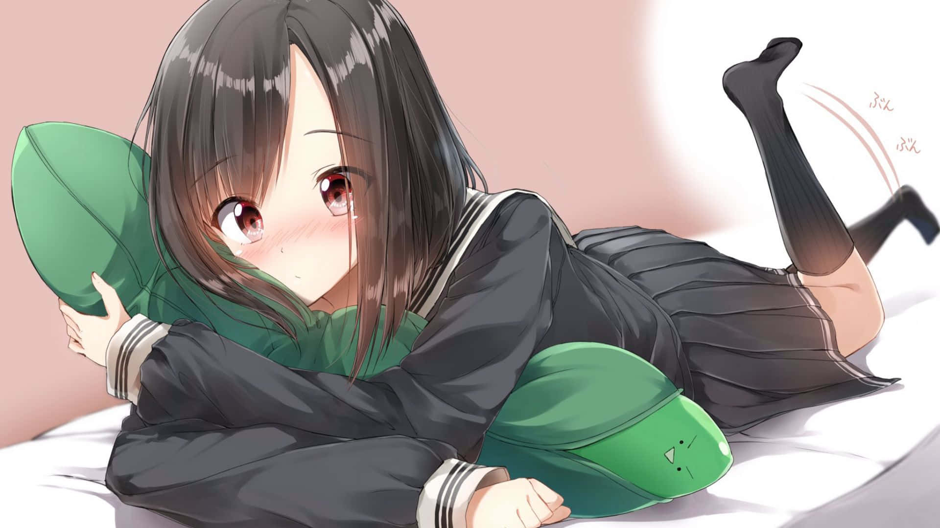 動漫女孩 桌布 壁紙 — 一個可愛的動漫女孩穿著校服，趴在床上抱著一個綠色枕頭。
