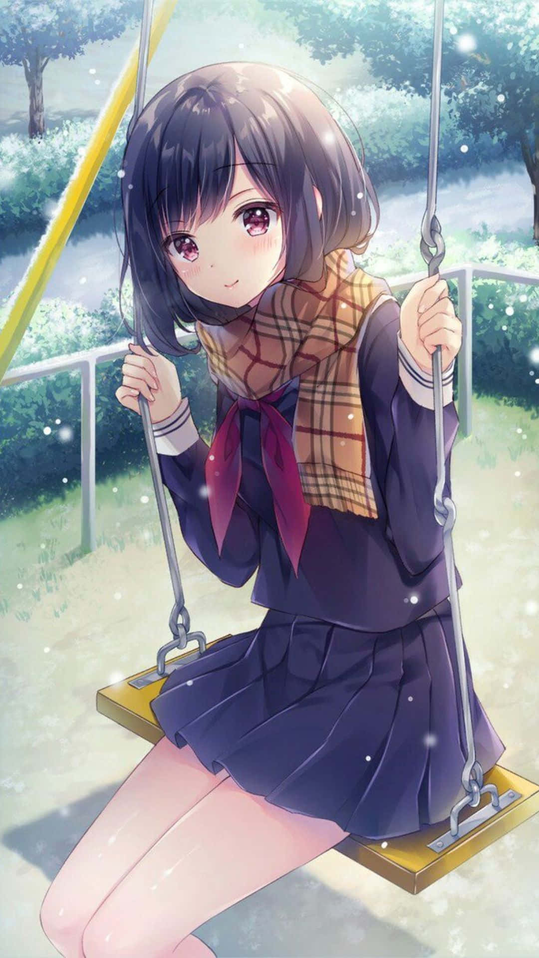 少女風 桌布 壁紙 — 一個可愛的動漫女孩穿著校服坐在鞦韆上，在寧靜的公園裡，柔軟的雪花飄落，她溫柔地微笑。