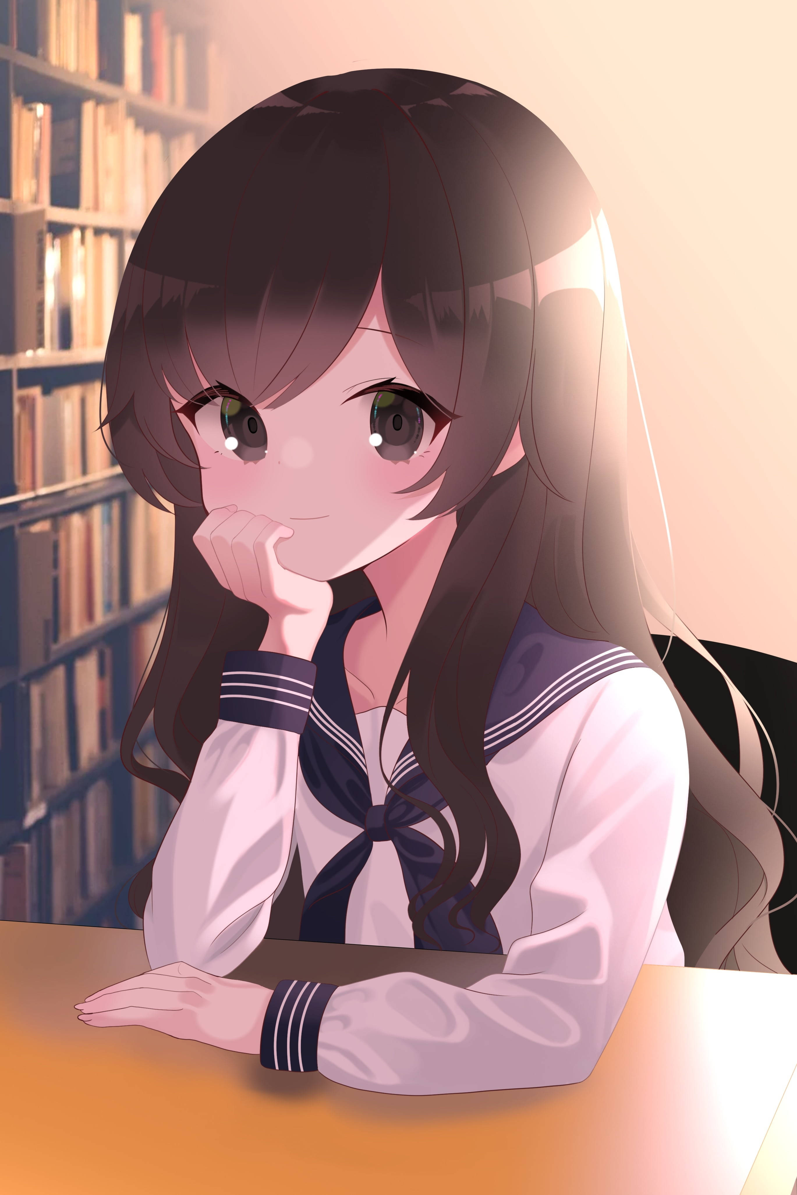 動漫女孩 桌布 壁紙 — 一個可愛的動漫女孩穿著水手服，在溫暖照明的圖書館裡，將下巴擱在書桌的手上。
