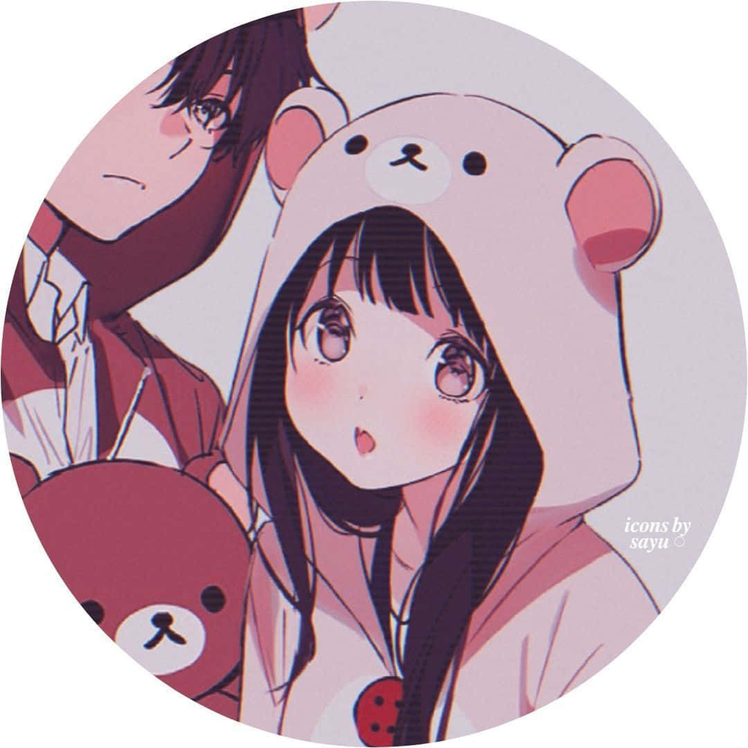 動漫女孩穿著粉紅色小熊連帽衫，身後有男孩和泰迪熊，表情驚訝。 — 動漫情侶 GIF 壁紙