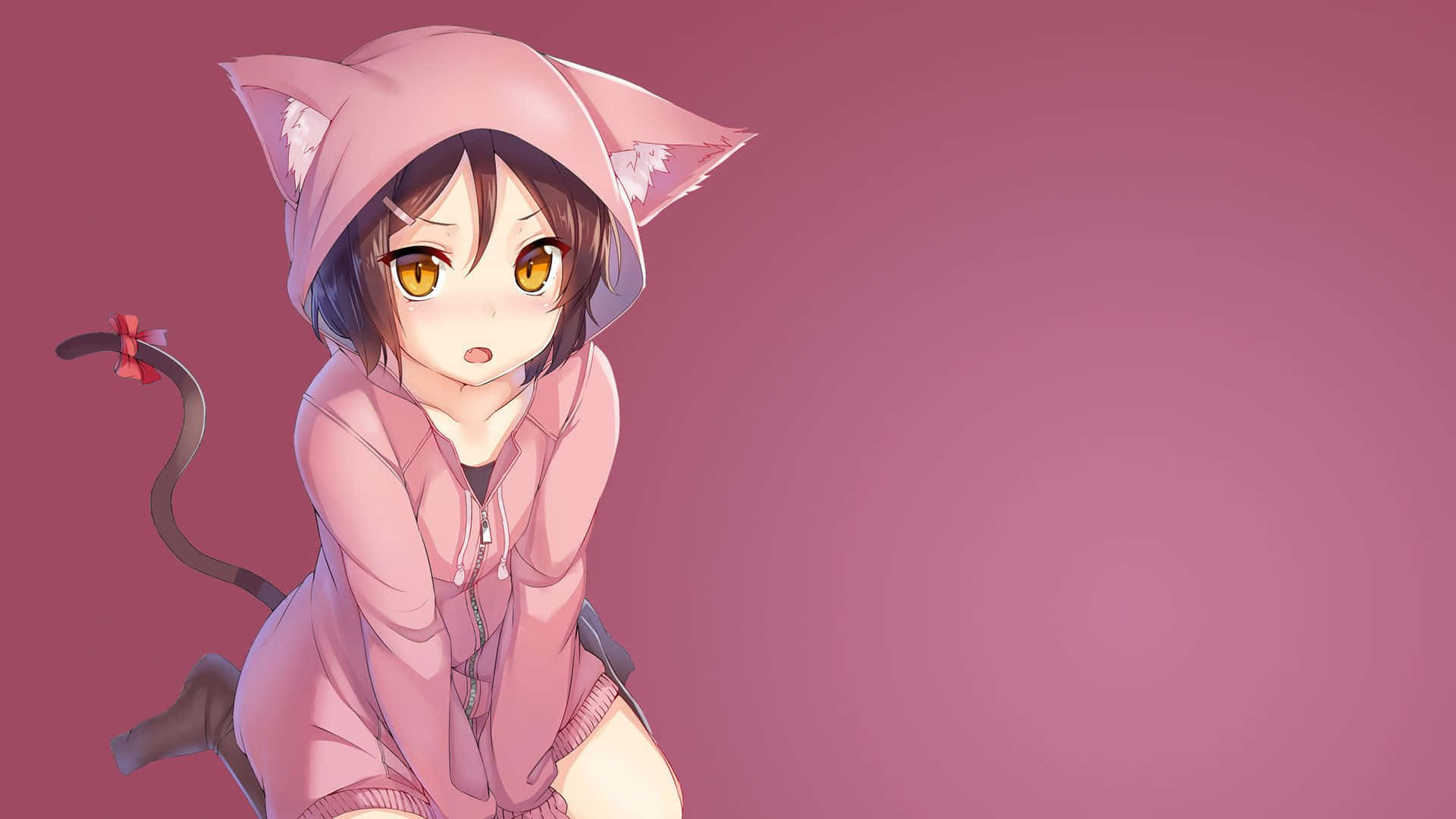 動漫女孩 桌布 壁紙 — 一個可愛的動漫女孩穿著粉紅色貓咪連帽衫，有尾巴，坐在純粉色背景前。