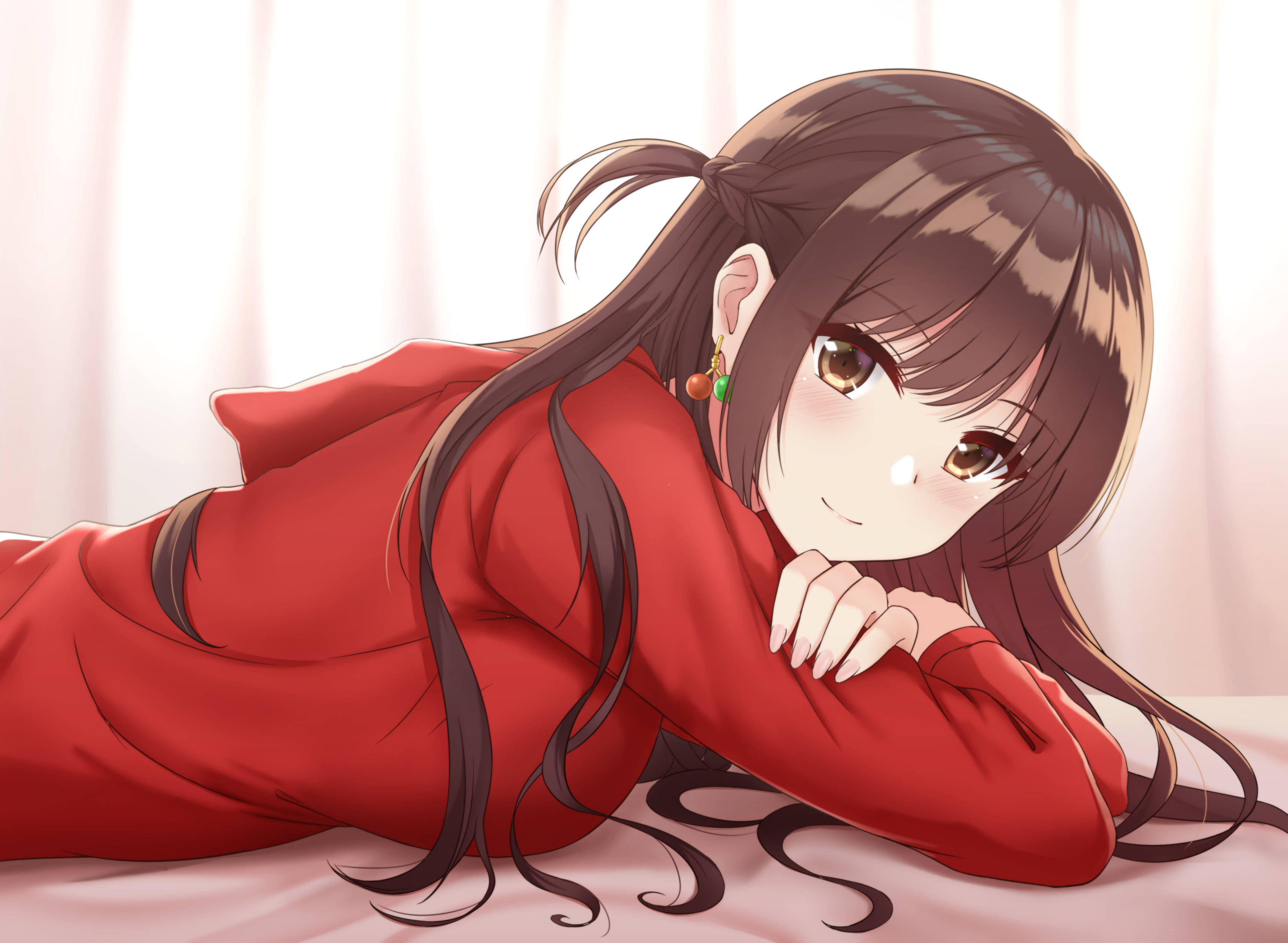 Girlfriend 桌布 壁紙 — 一個可愛的動漫女孩穿著紅色連帽衫，趴著，對著柔軟的粉紅色窗簾露出溫柔的微笑。