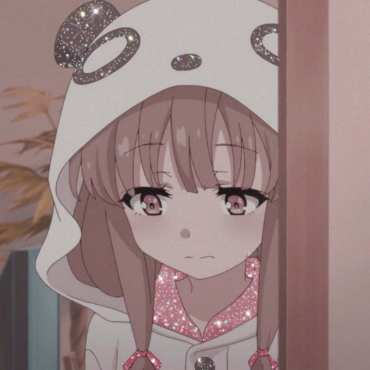 Discord Anime Pfp 桌布 壁紙 — 一個可愛的動漫女孩穿著閃亮的熊貓連帽衫，在柔和的粉紅色燈光下害羞地從門後探出頭來。
