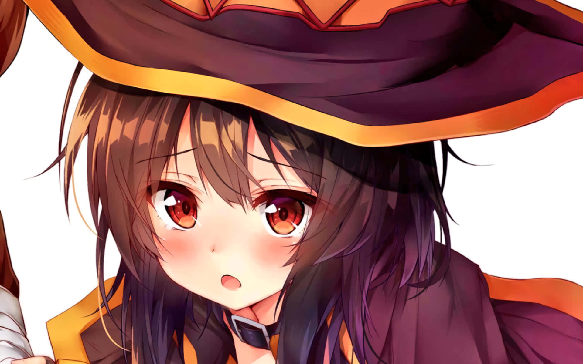 Konosuba 桌布 壁紙 — 一個可愛的動漫女巫，棕色頭髮，紅色眼睛，戴著一頂紫色帽子，帶橙色邊飾，背景為白色。
