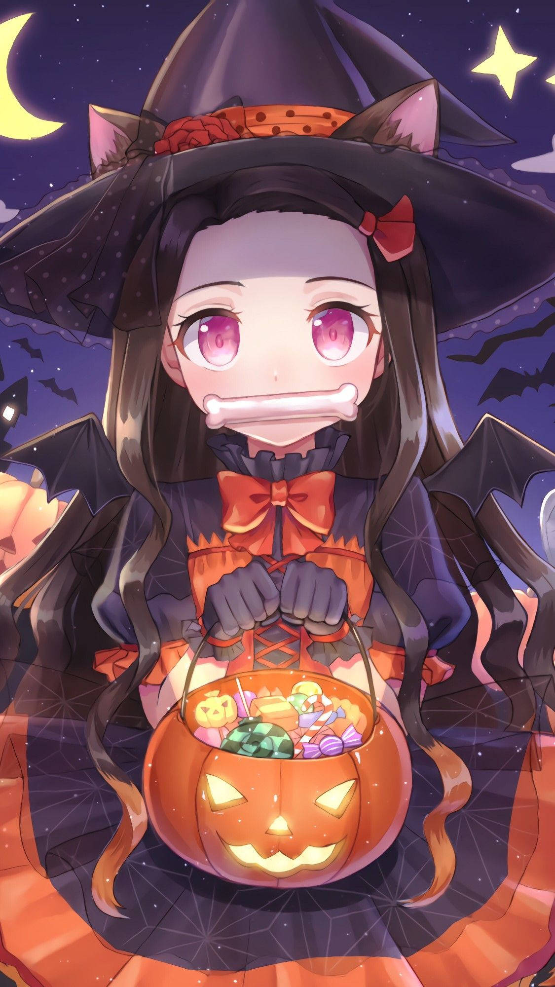 Anime Halloween 桌布 壁紙 — 一個可愛的動漫女巫，粉紅色的眼睛和骨頭嘴巴，在星空下拿著一個發光的、裝滿糖果的傑克南瓜燈。