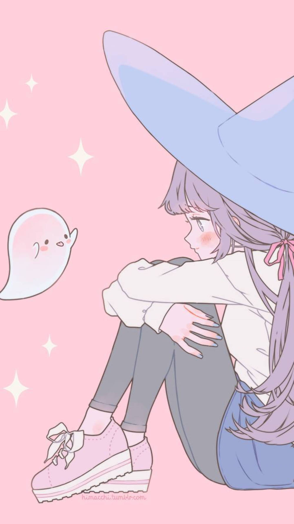 動漫女孩 桌布 壁紙 — 一個可愛的動漫女巫，紫色頭髮，坐在微笑的幽靈旁邊，抱著膝蓋，背景是閃閃發光的粉紅色。
