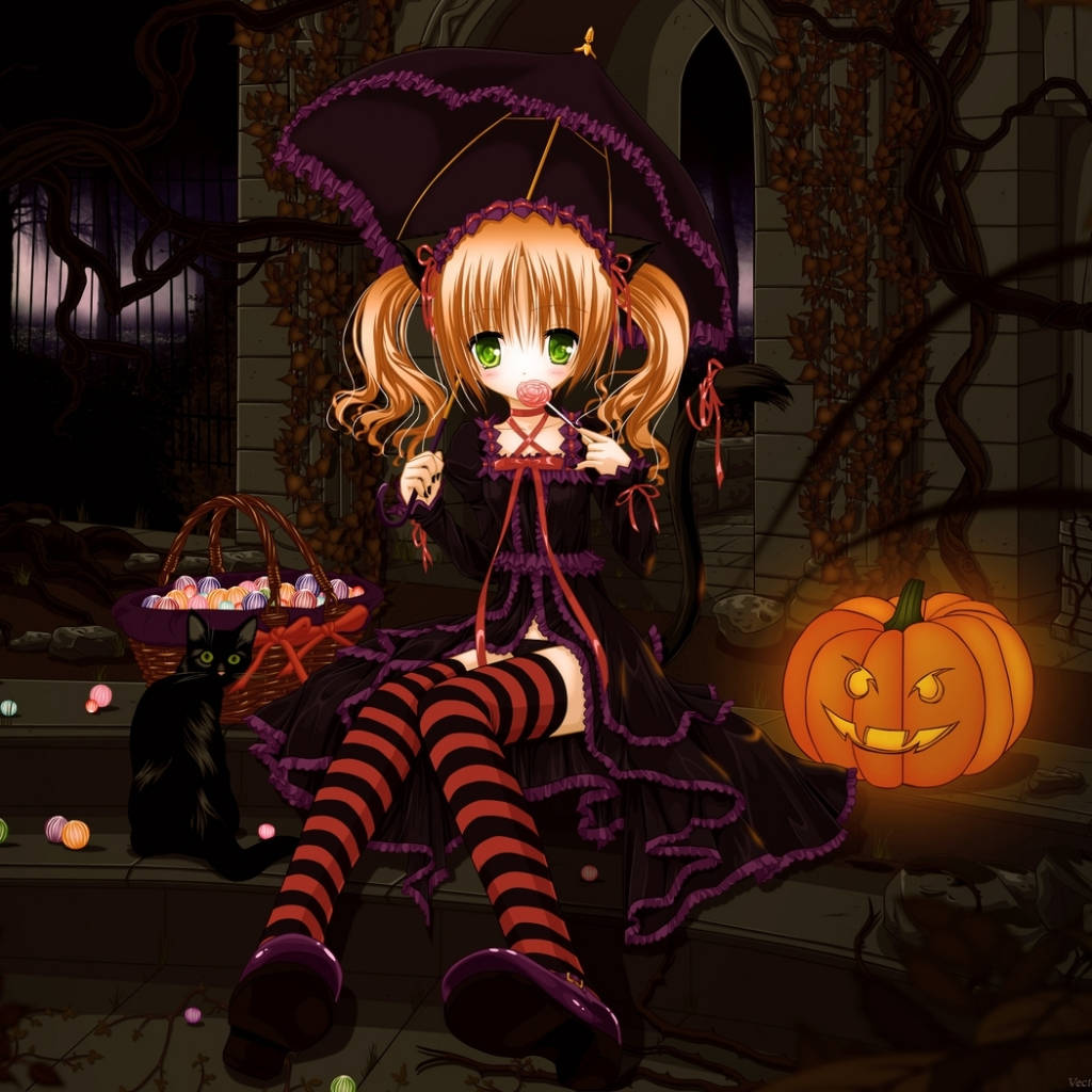 Cute Halloween Phone 桌布 壁紙 — 一個可愛的動漫女巫，綠色眼睛，紮著辮子，坐在石階上，拿著棒棒糖，旁邊有一個發光的南瓜燈和一隻黑貓。