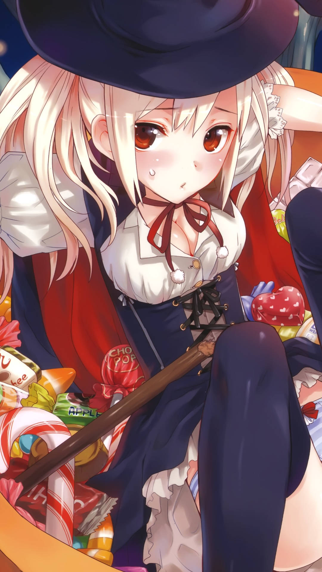Anime Halloween 桌布 壁紙 — 一個可愛的動漫女巫，金髮紅眼，坐在色彩繽紛的糖果和甜點之中。