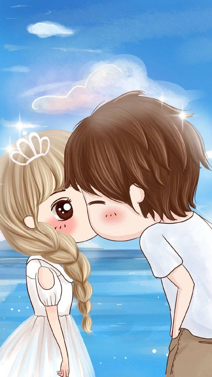 Love Cute Couple 桌布 壁紙 — 一個可愛的動漫情侶在蔚藍的天空下，在海洋邊分享一個溫柔的吻，天空中有蓬鬆的雲朵。